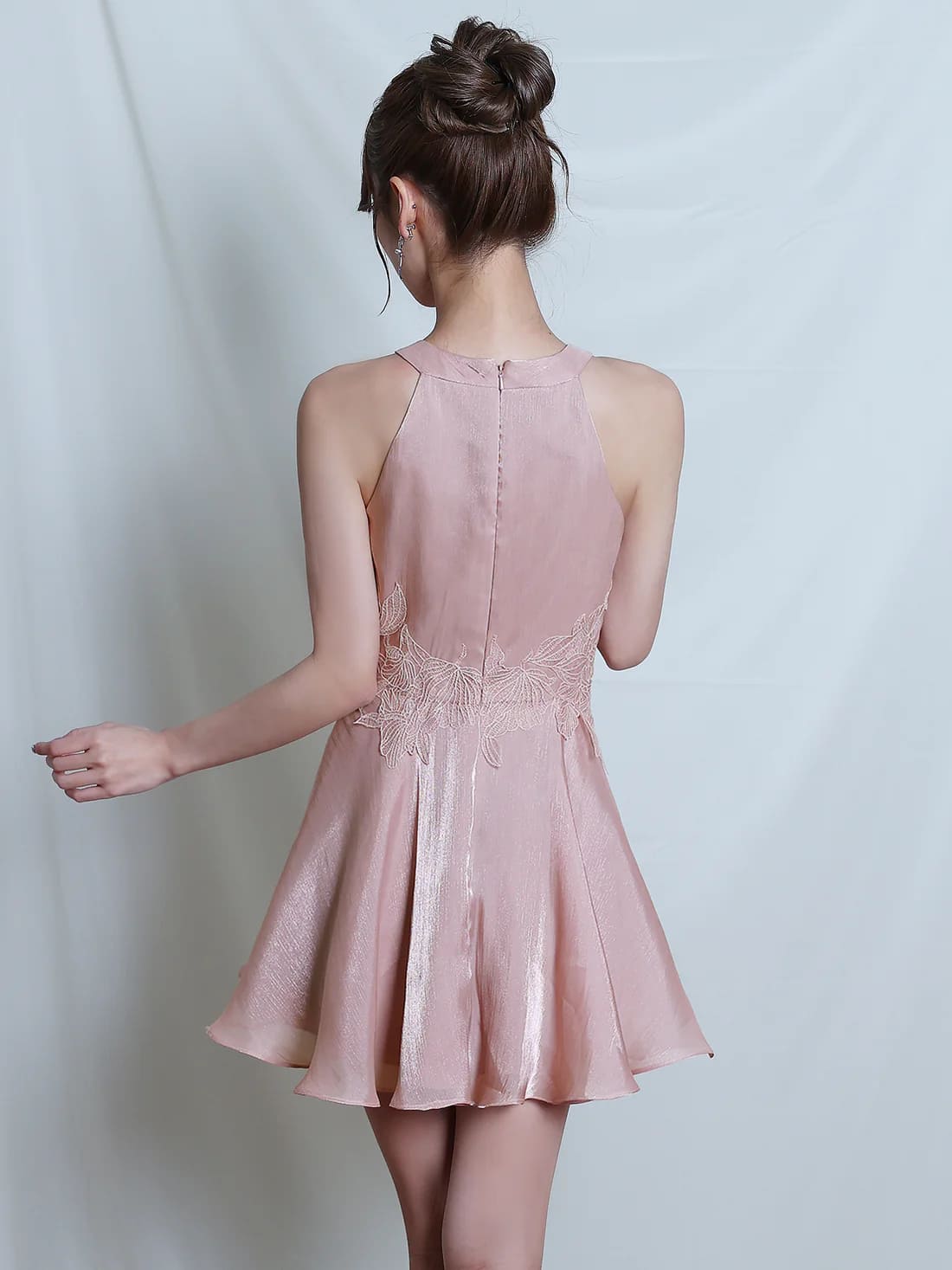 ホルターネック ウエストリボン フラワーメッシュ ギャザー 刺繍 フレアミニドレスのイメージ画像11