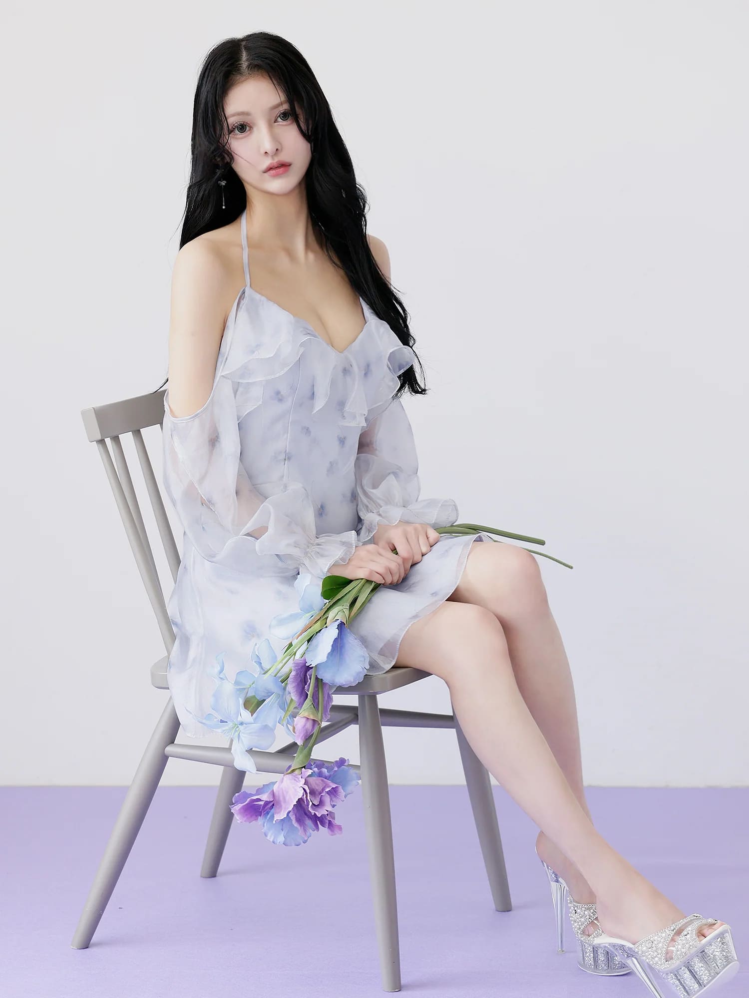 ホルターネック フリル 肩あき 長袖 バックオープン シフォン フラワープリント フレアミニドレスのイメージ画像1