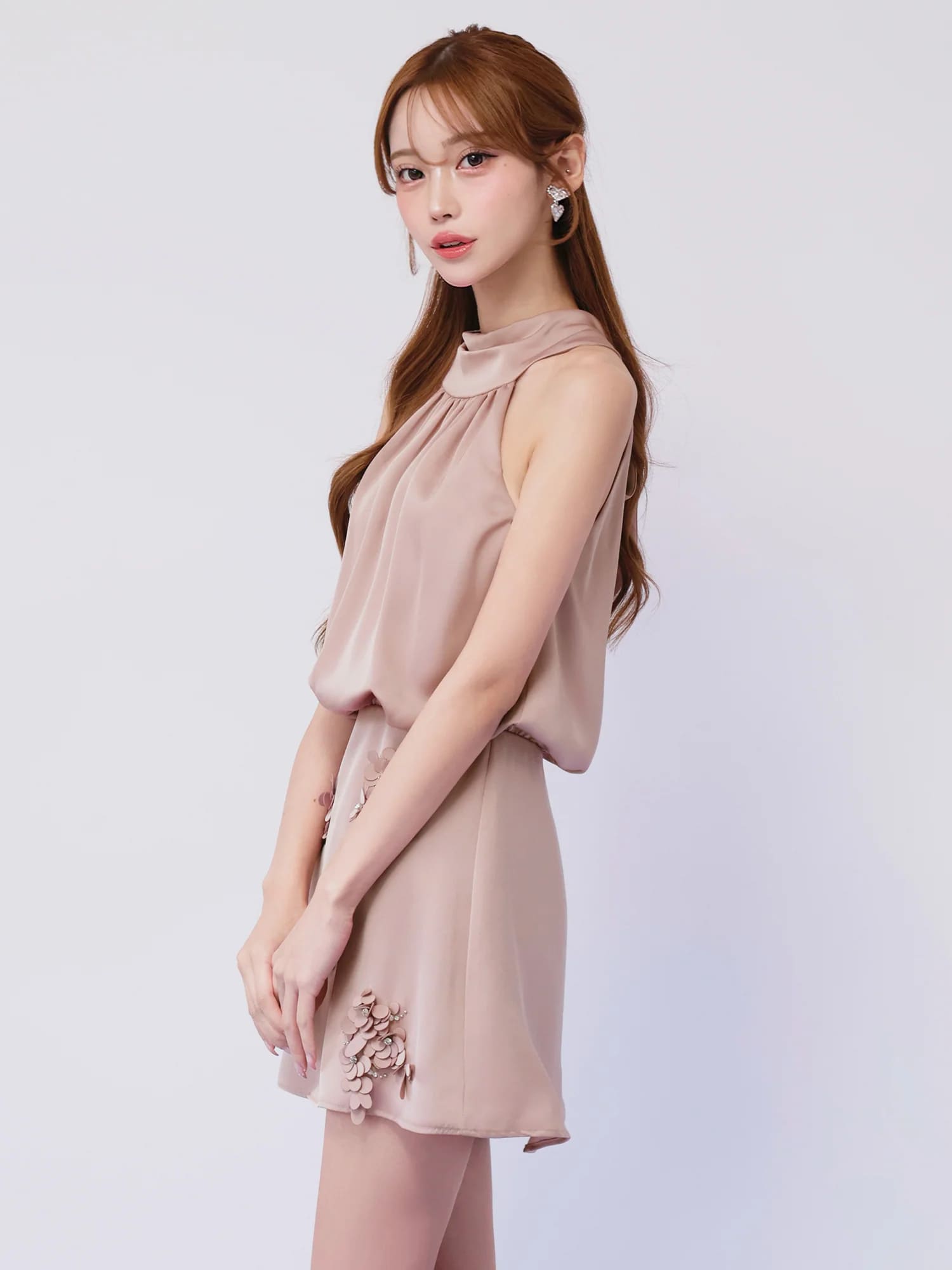 ホルターネック リボン ウエストマーク フラワーレース サテン ワンカラー フレアミニドレスのイメージ画像9