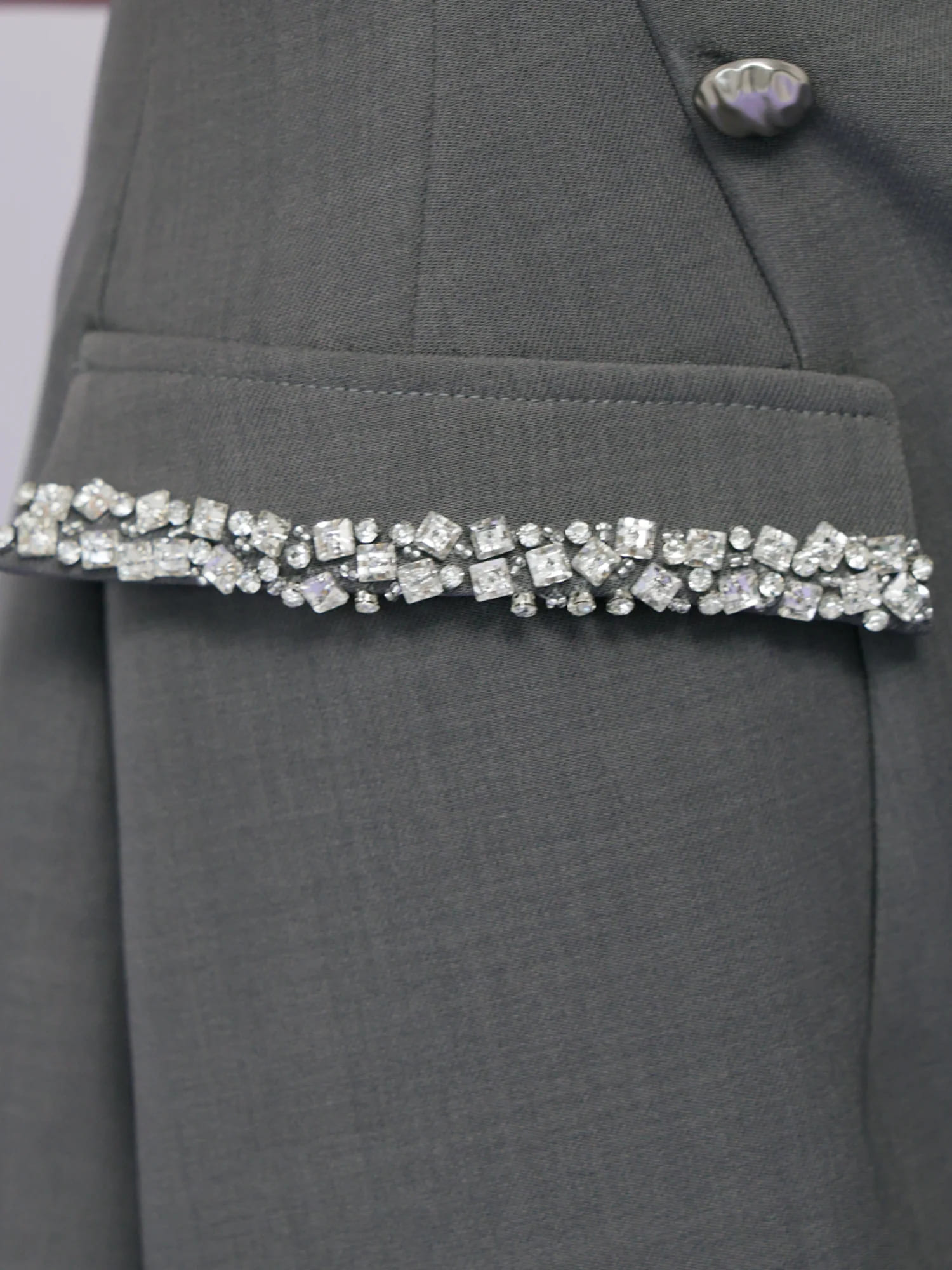 ベアトップ キャミソール 袖付き Wボタン ビジュー フェイクポケット フレアミニドレスのイメージ画像8