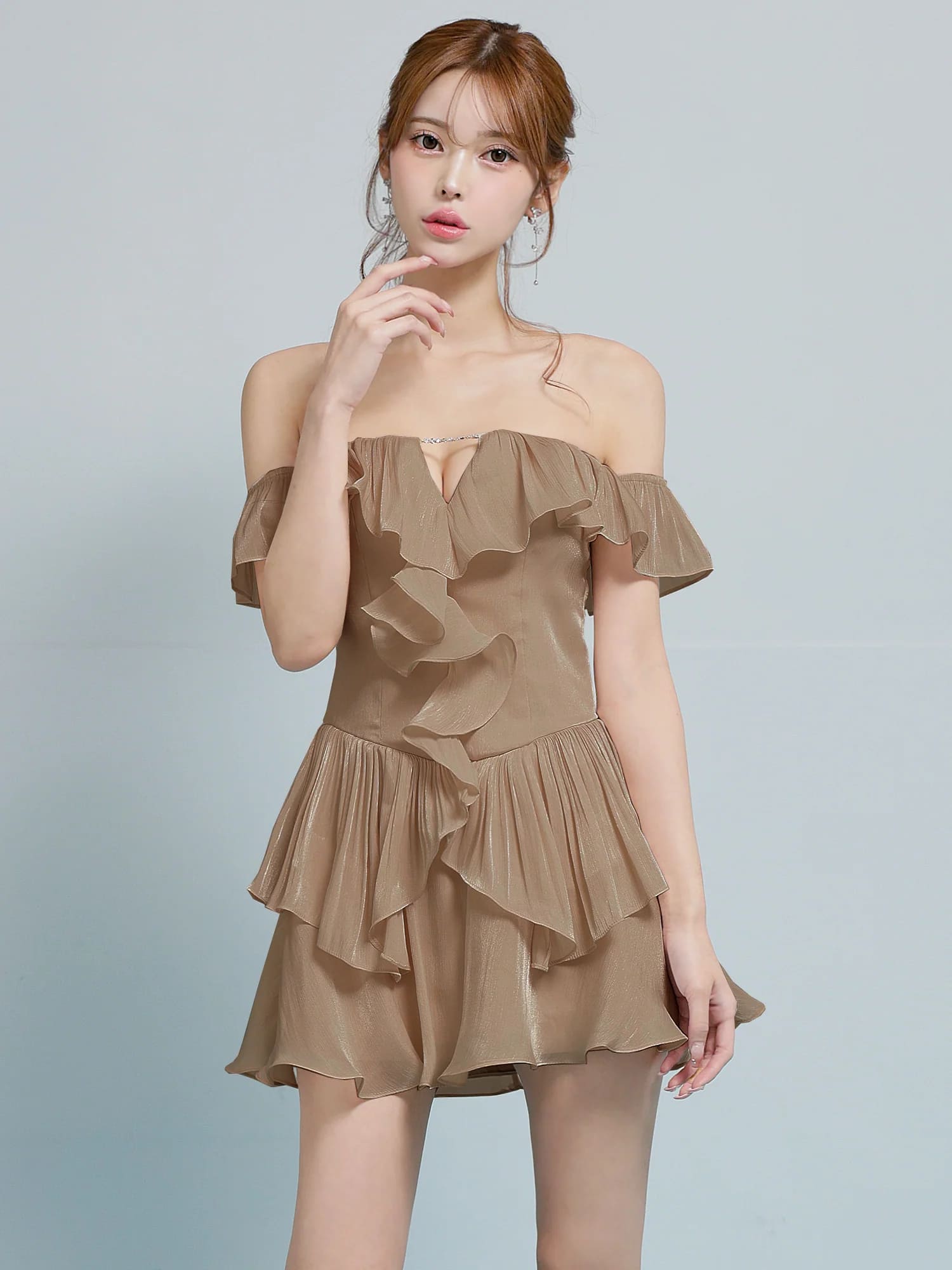 オフショルダー 肩あき バストカット ビジューチェーン フリル シフォン フレアミニドレスのイメージ画像3