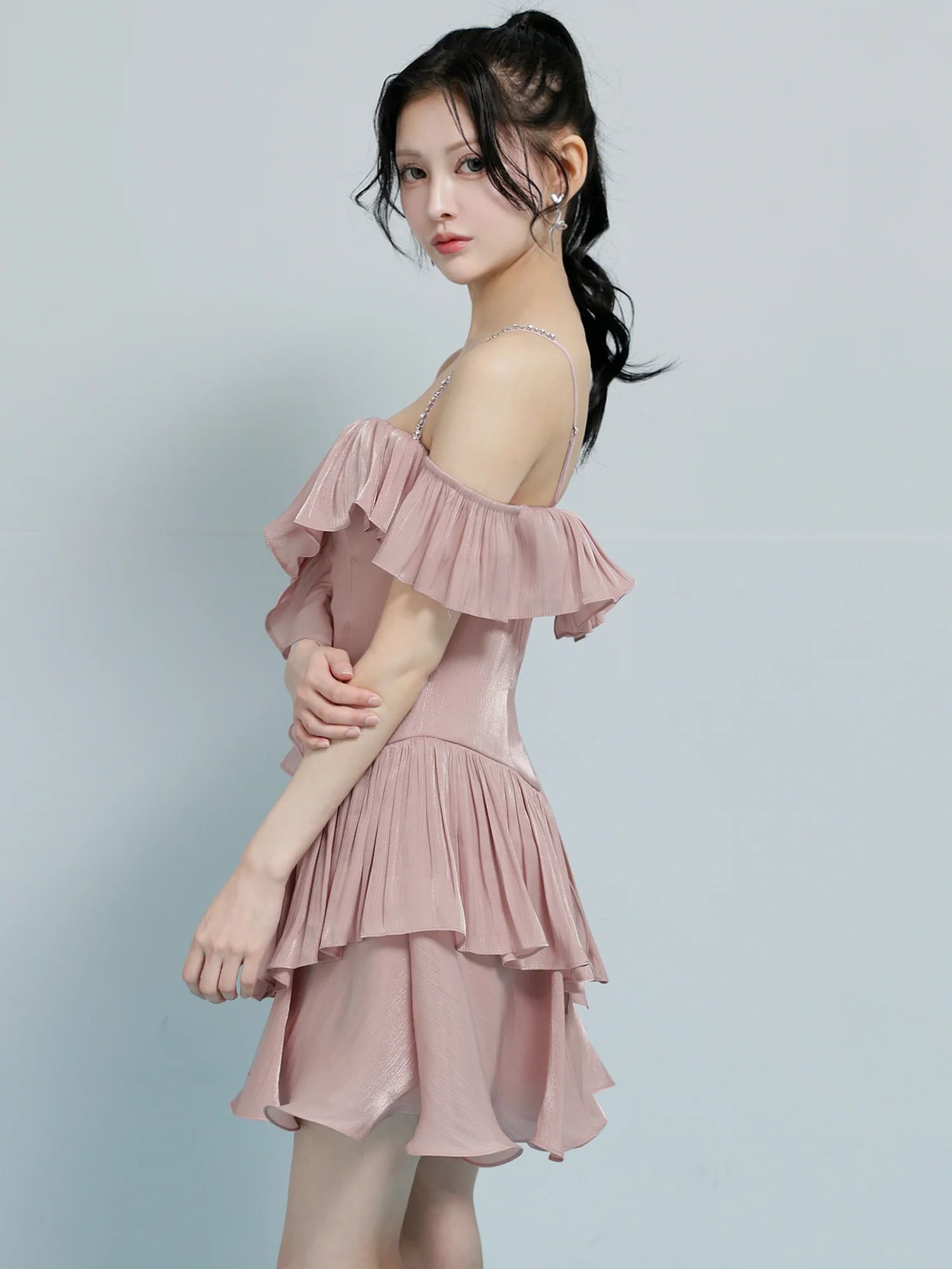 オフショルダー 肩あき バストカット ビジューチェーン フリル シフォン フレアミニドレスのイメージ画像8