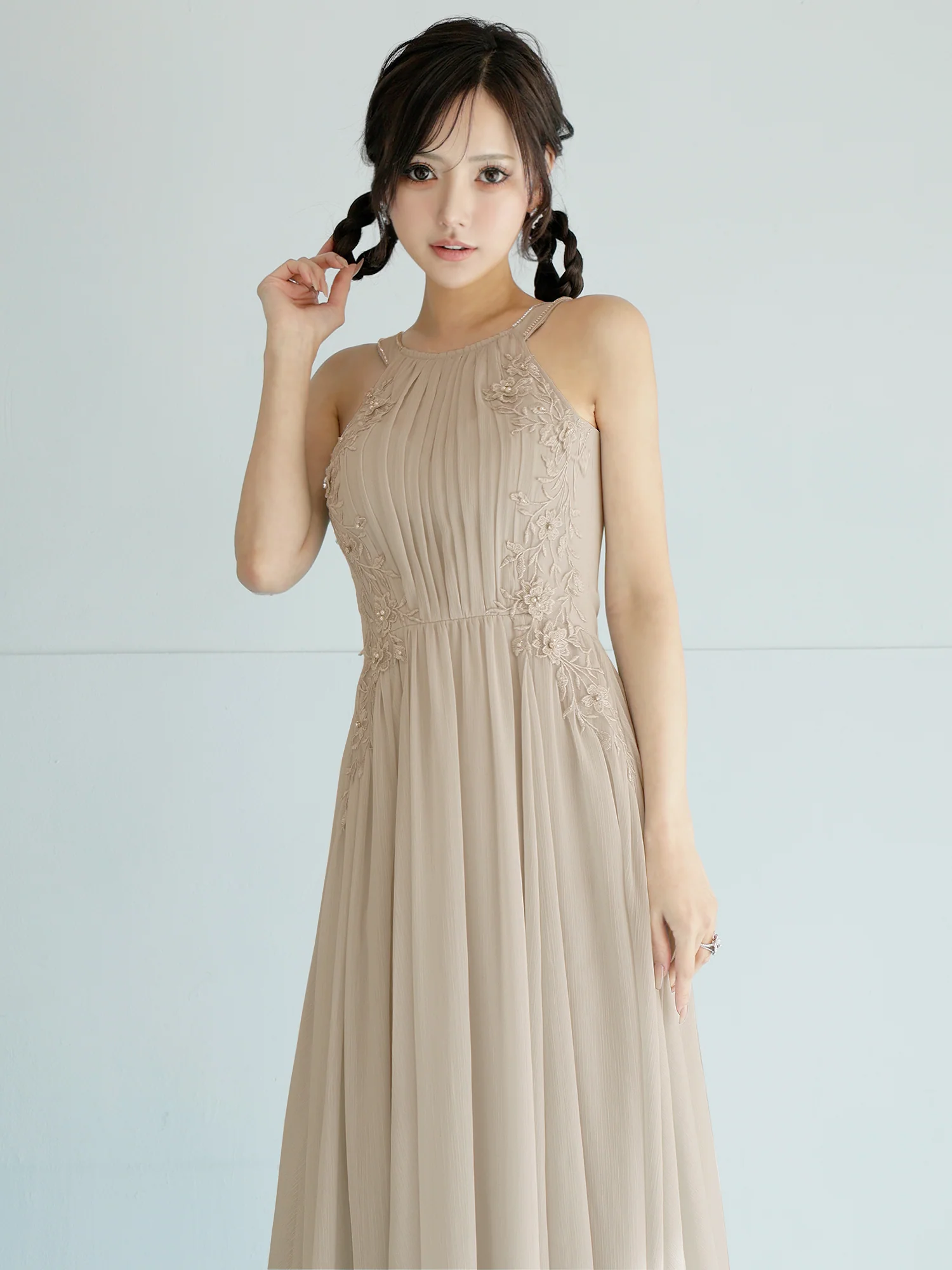 ホルターネック プリーツ リボン フラワーレース ビジュー Aラインロングドレスのイメージ画像5