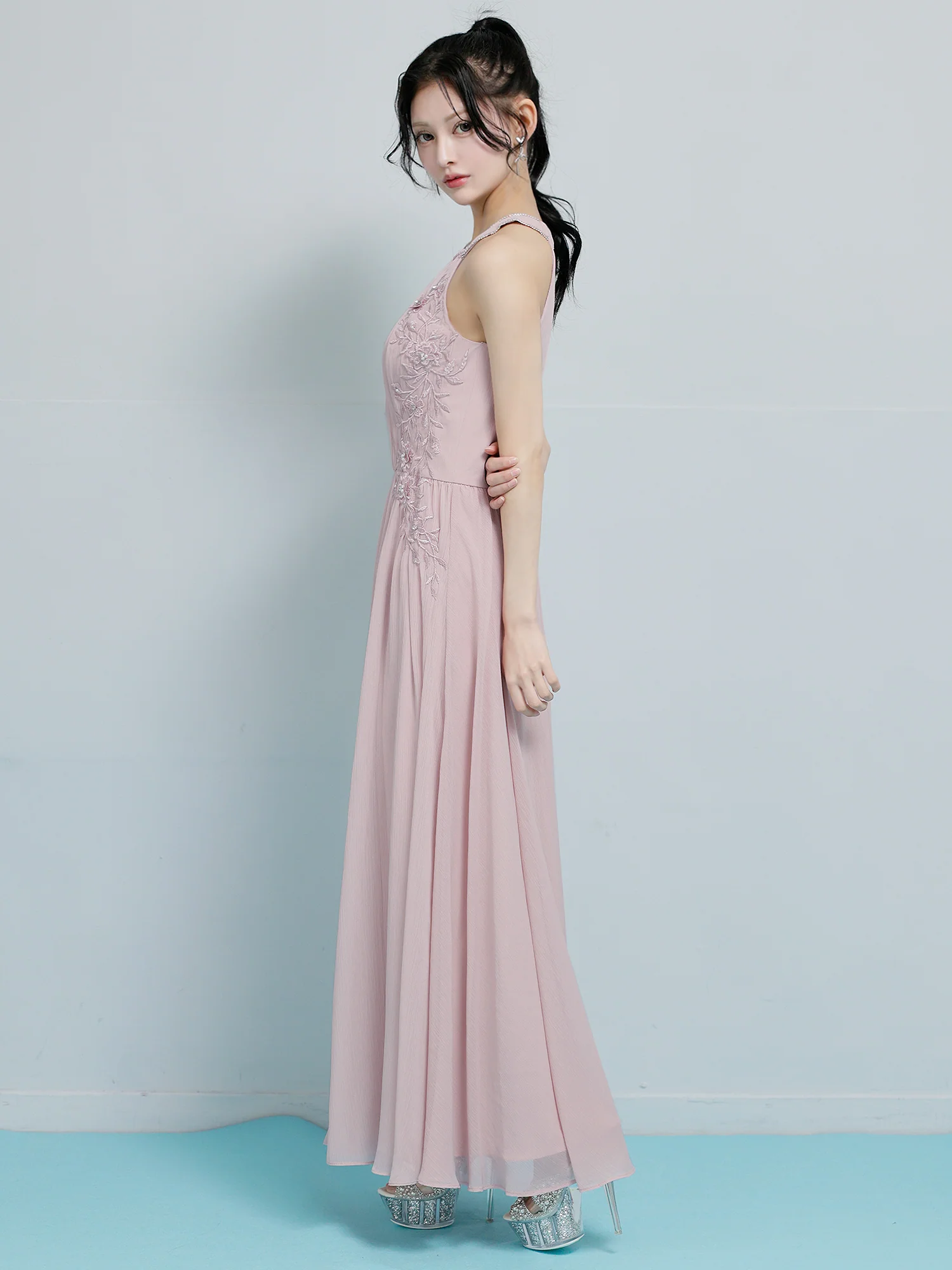 ホルターネック プリーツ リボン フラワーレース ビジュー Aラインロングドレスのイメージ画像8