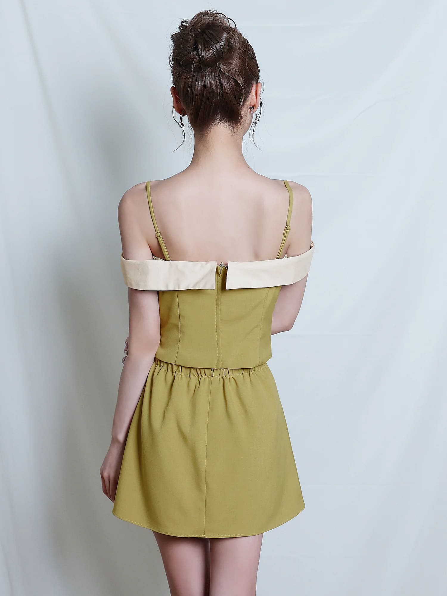 2way オフショルダー 肩あき ビジューチェーン ウエストベルト バイカラー プリーツ セットアップ フレアミニドレスのイメージ画像7