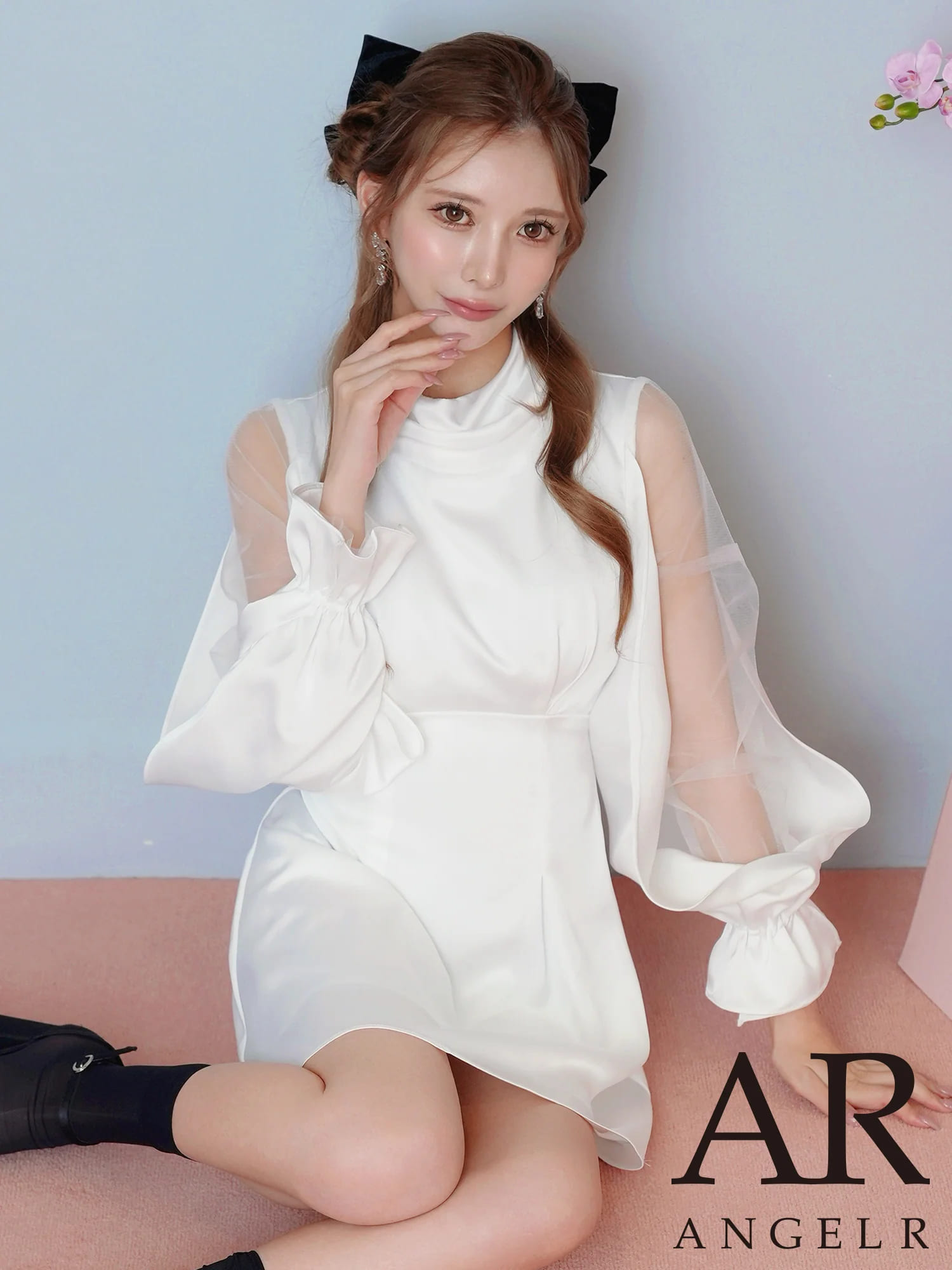 ロングスリーブ ショルダーカット ハイネック バックリボン サテン フレアミニドレスのメイン画像