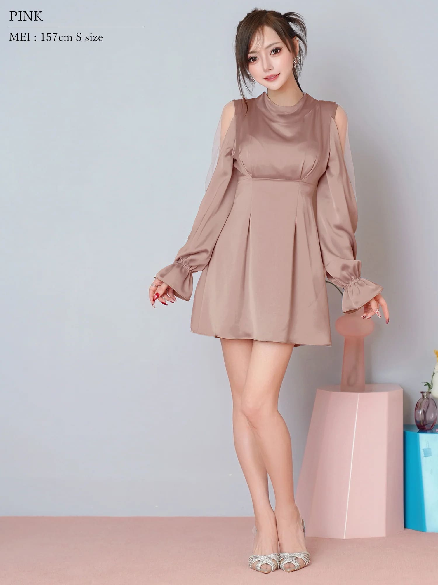 ロングスリーブ ショルダーカット ハイネック バックリボン サテン フレアミニドレスのイメージ画像3