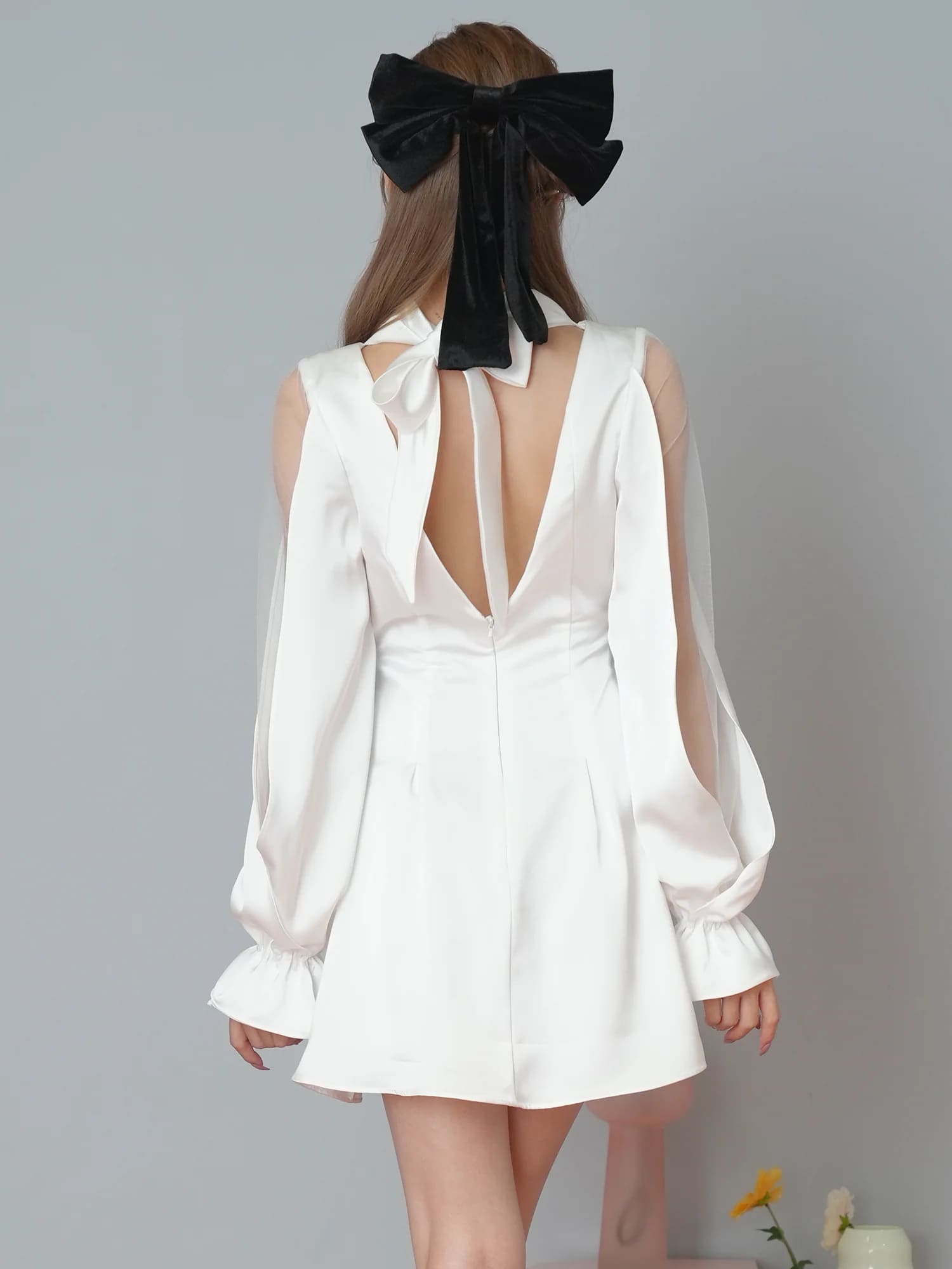 ロングスリーブ ショルダーカット ハイネック バックリボン サテン フレアミニドレスのイメージ画像5