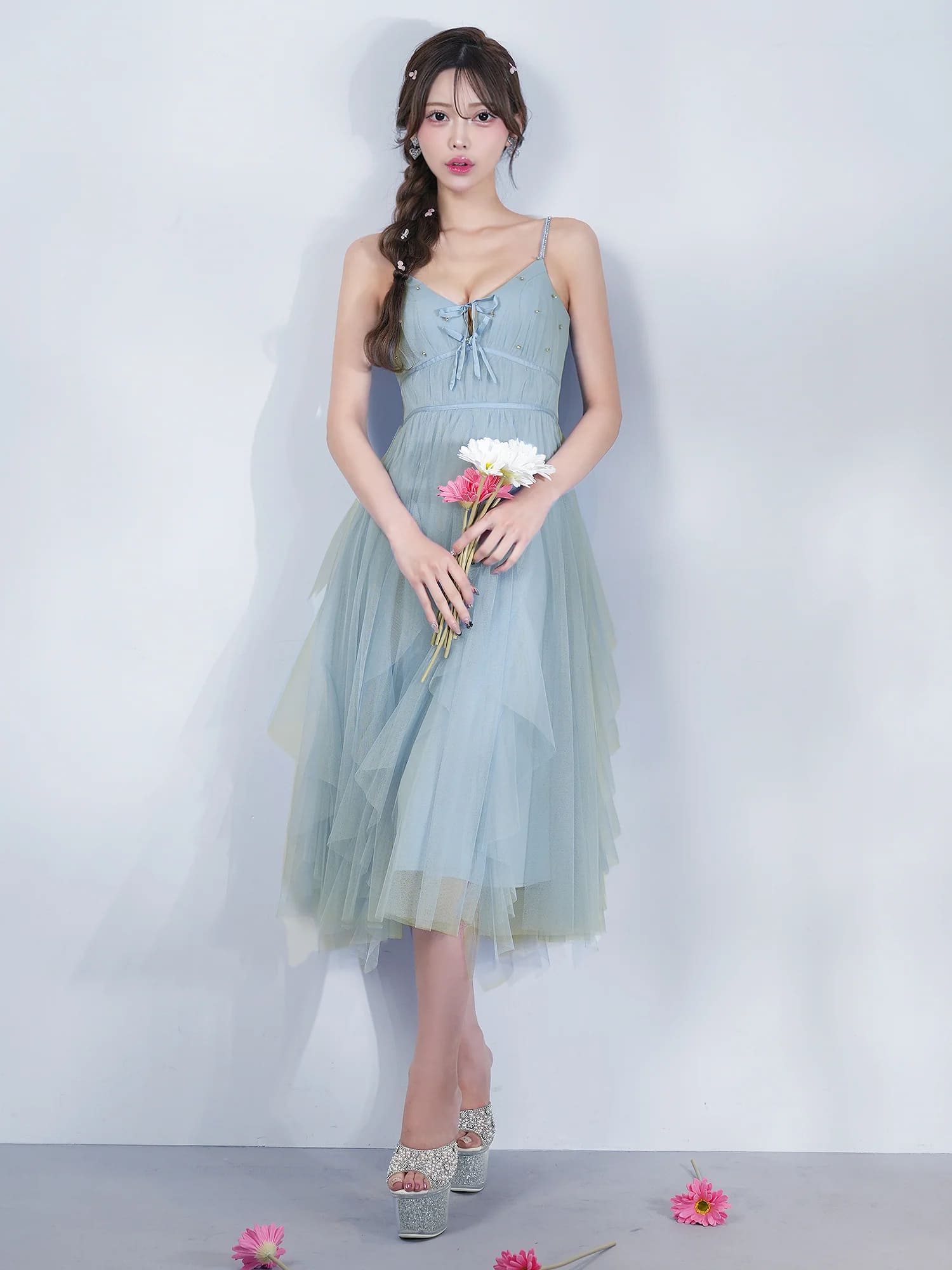 キャミソール バストレースアップ リボン サテン ビジュー フレア 膝丈ドレスのイメージ画像1