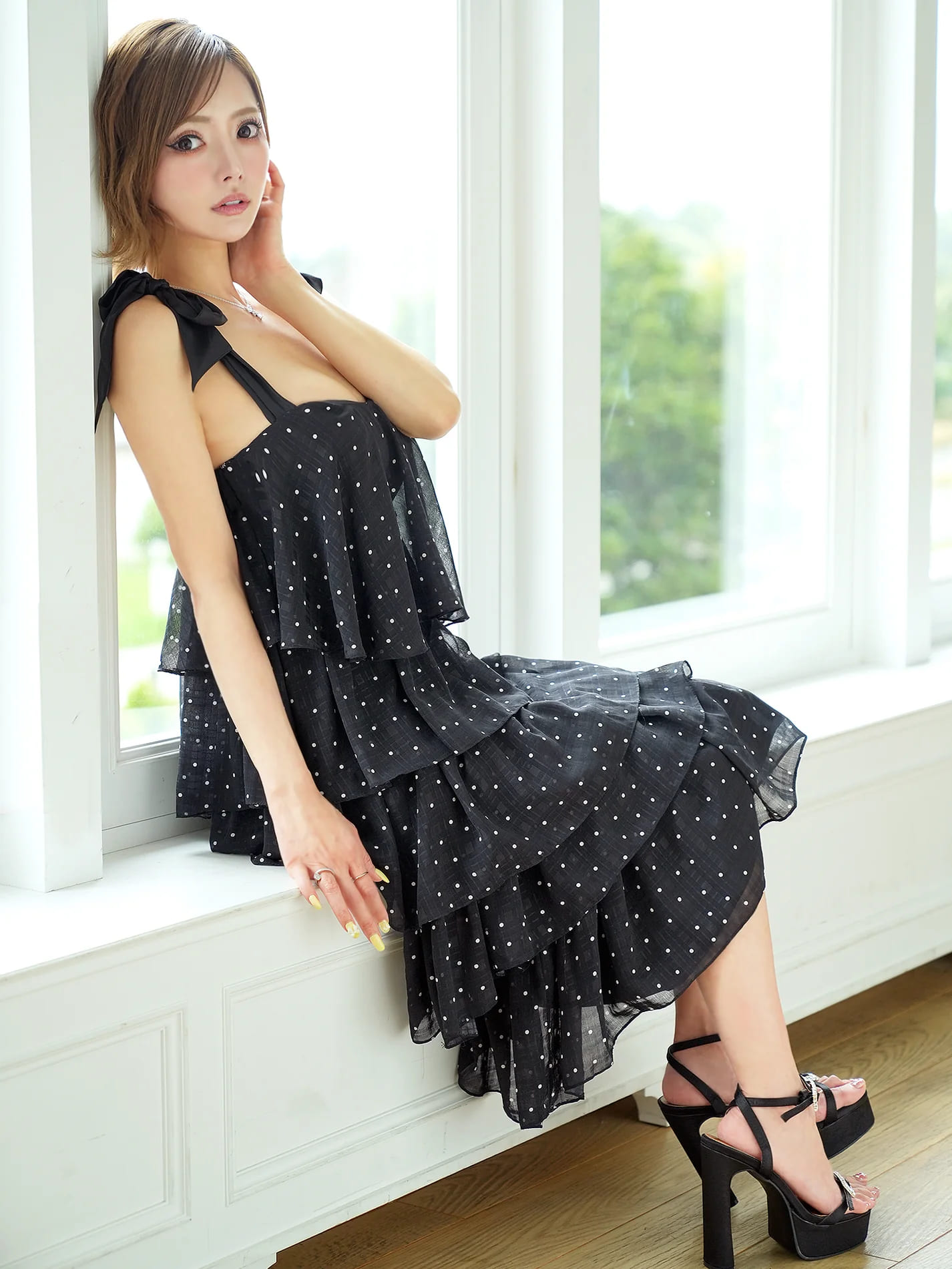 ノースリーブ リボン フリル ティアード ドット柄 膝丈ドレスのイメージ画像1
