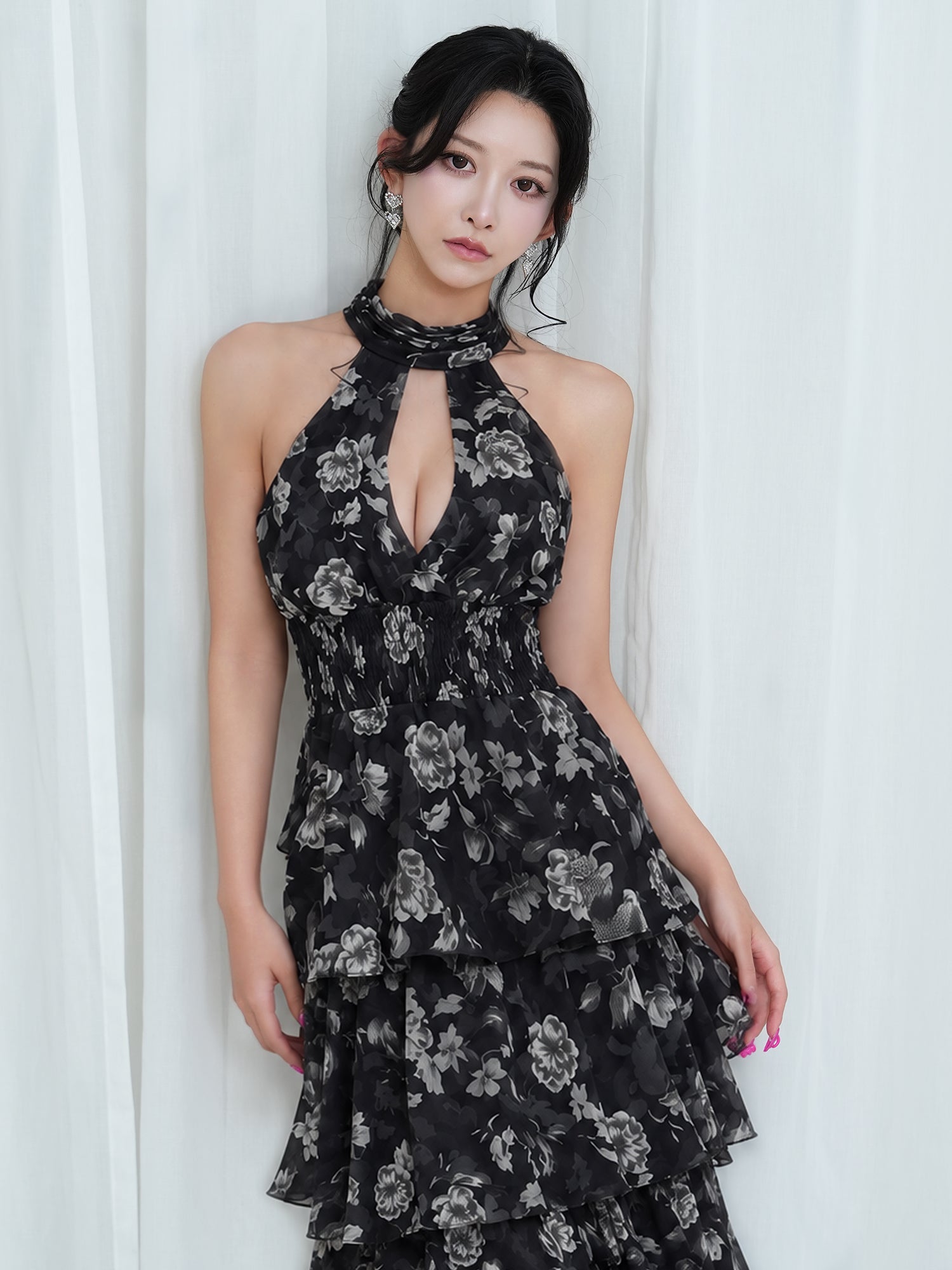 ホルターネック 花柄 カットアウト ティアード フリル バックリボン フレアロングドレスのイメージ画像4