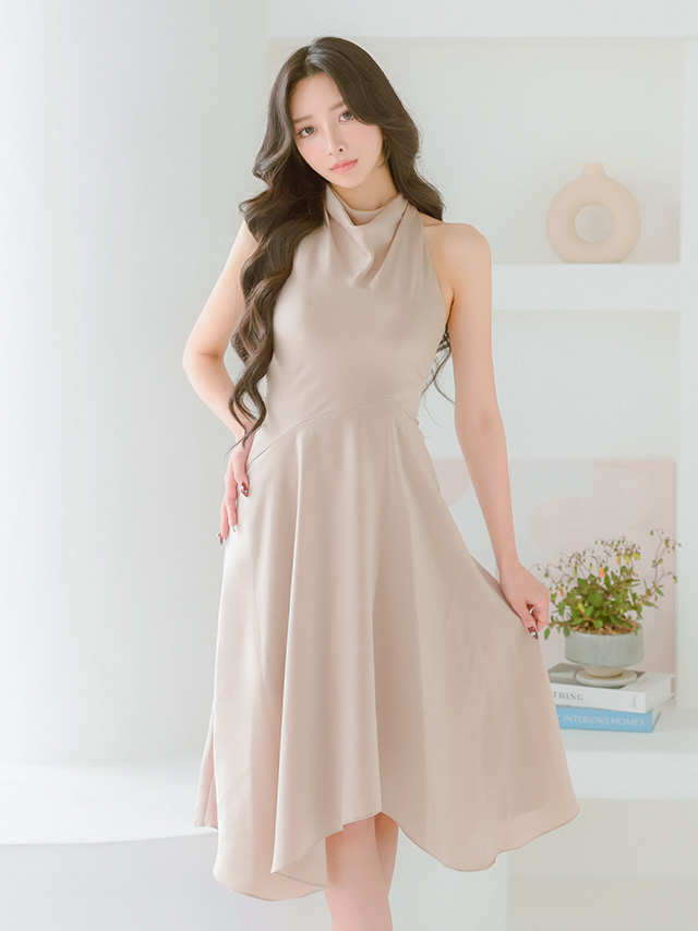 ノースリーブ ネックデザイン アシンメトリー ワンカラー 膝丈ドレスのイメージ画像1