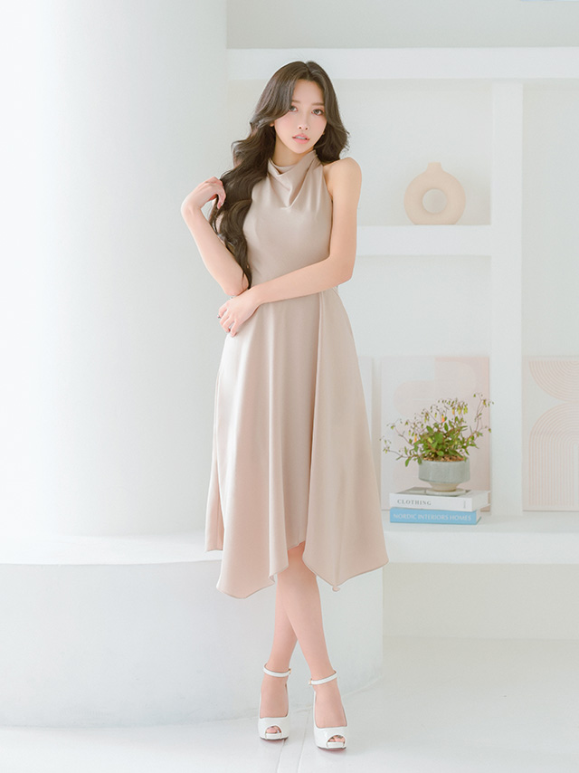 ノースリーブ ネックデザイン アシンメトリー ワンカラー 膝丈ドレスのイメージ画像2