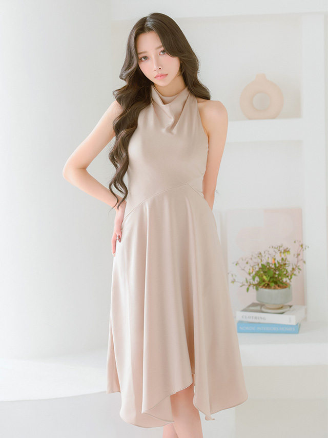 ノースリーブ ネックデザイン アシンメトリー ワンカラー 膝丈ドレスのイメージ画像3