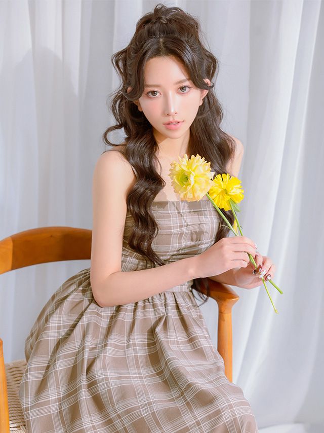 2way ベアトップ キャミソール ギャザー チェック柄 フレア 膝丈ドレスのイメージ画像3