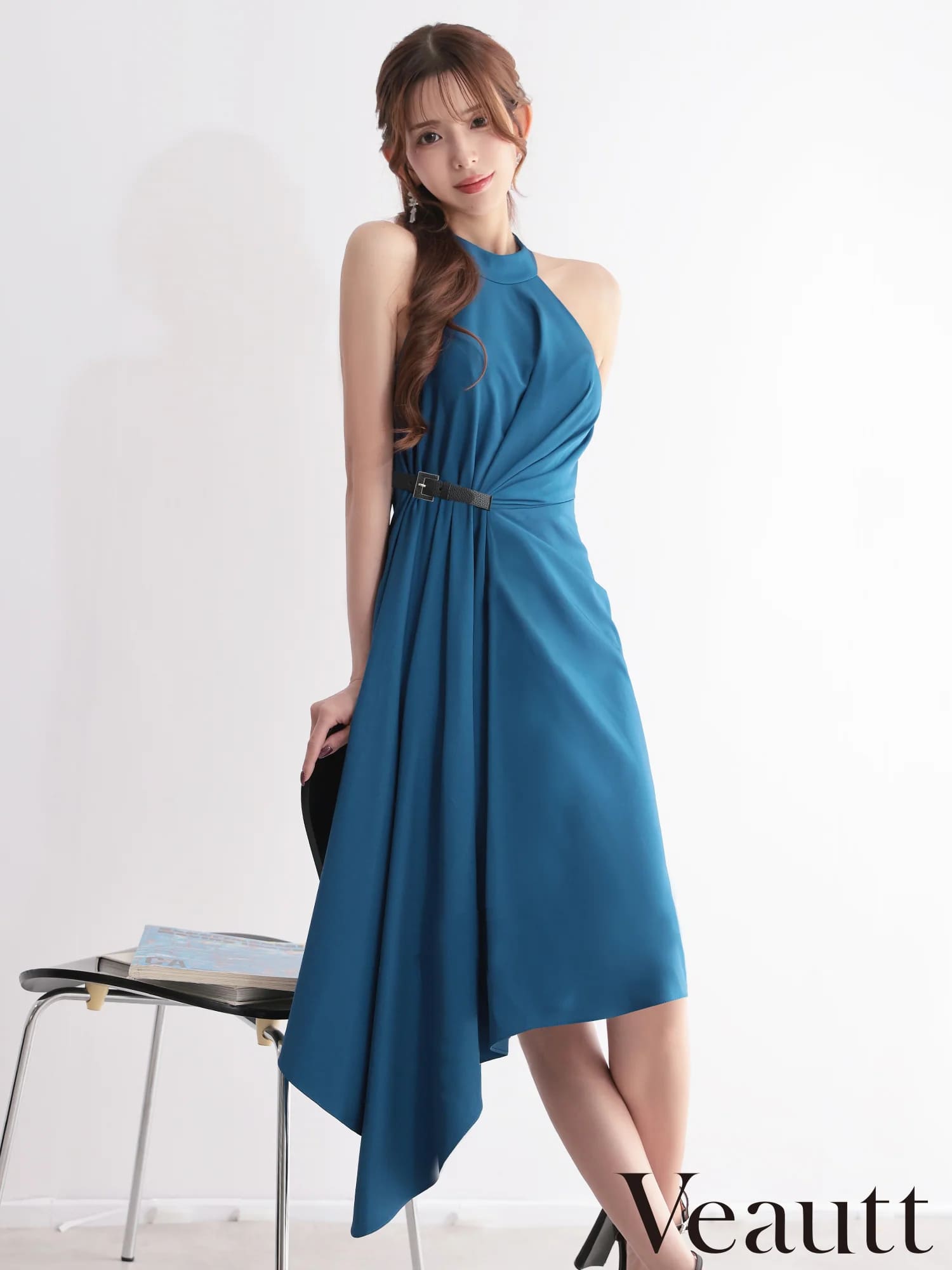 ホルターネック ウエストベルト タック アシンメトリー ワンカラー 膝丈ドレスのメイン画像