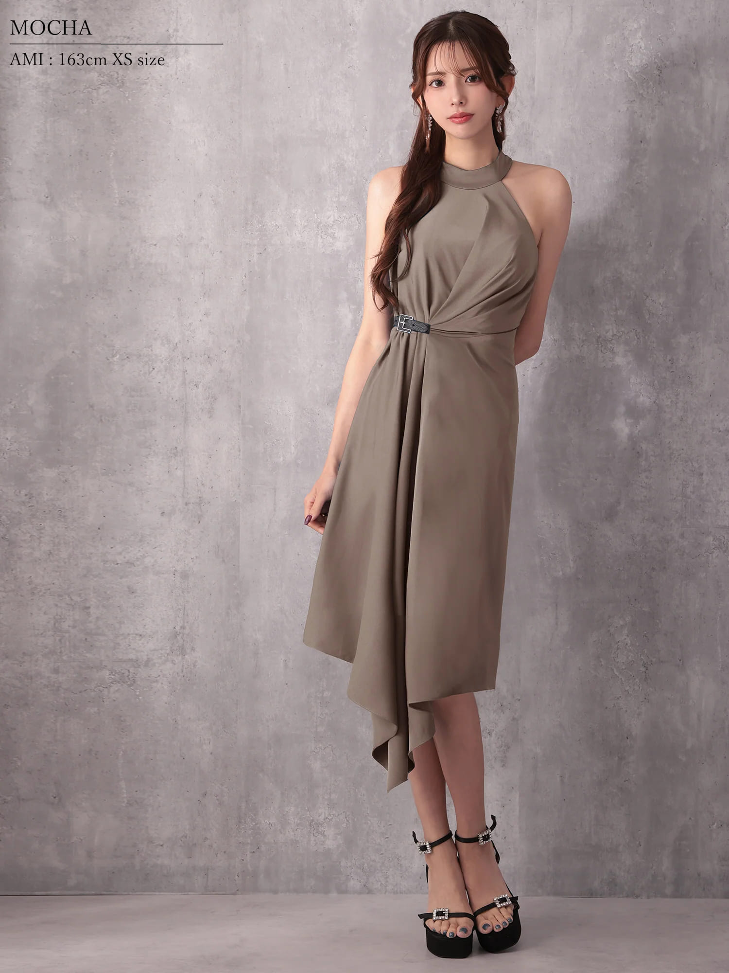 ホルターネック ウエストベルト タック アシンメトリー ワンカラー 膝丈ドレスのイメージ画像2