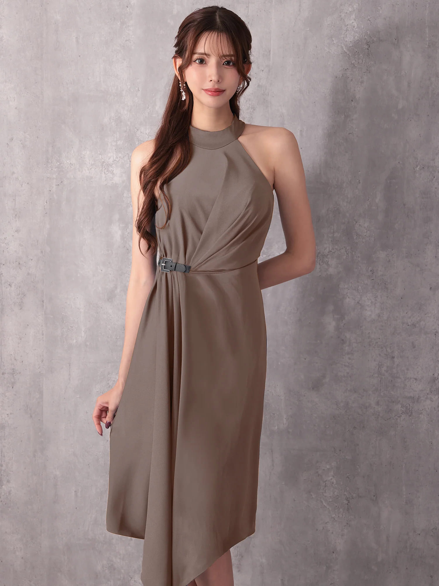 ホルターネック ウエストベルト タック アシンメトリー ワンカラー 膝丈ドレスのイメージ画像3