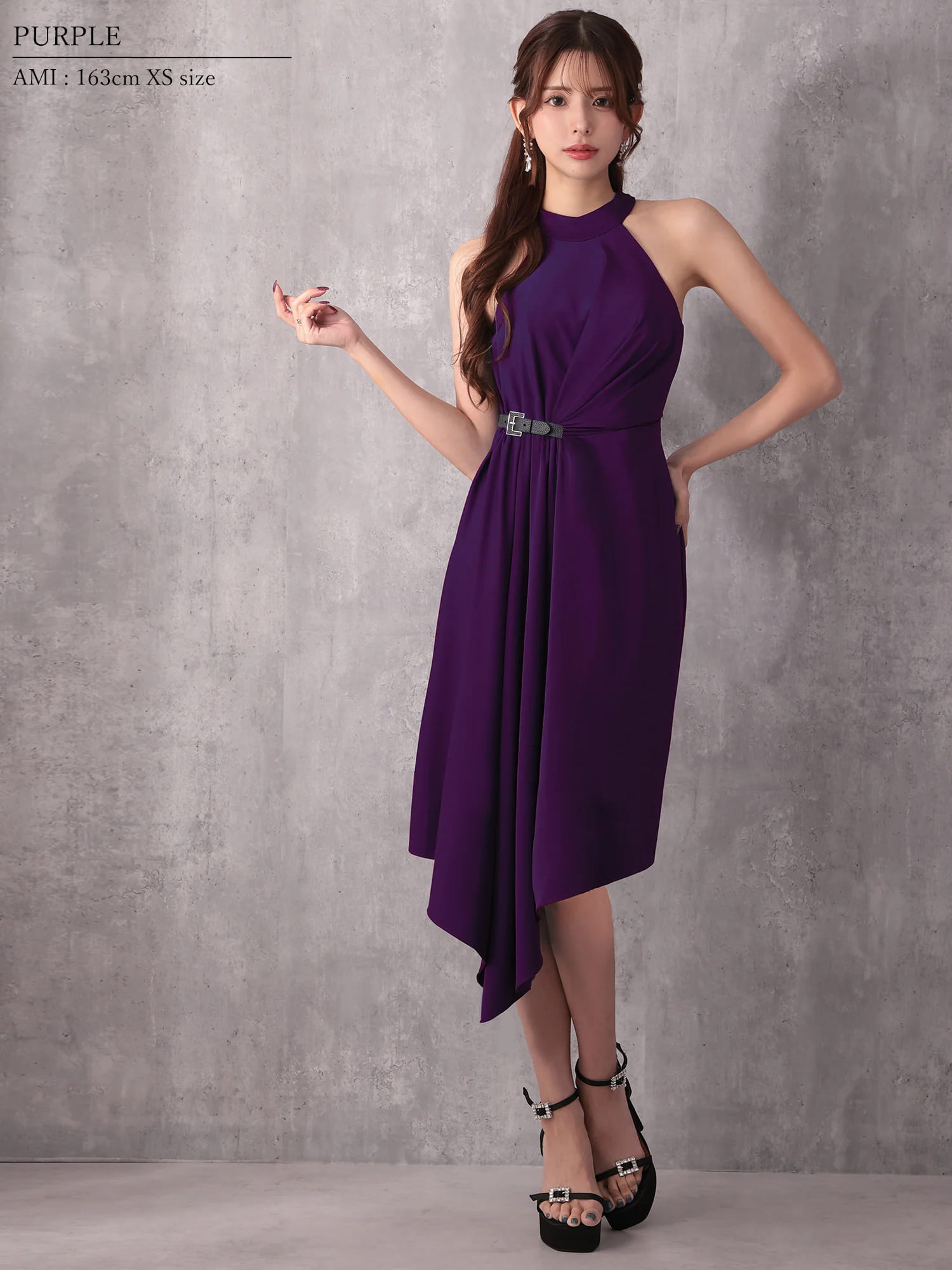 ホルターネック ウエストベルト タック アシンメトリー ワンカラー 膝丈ドレスのイメージ画像4