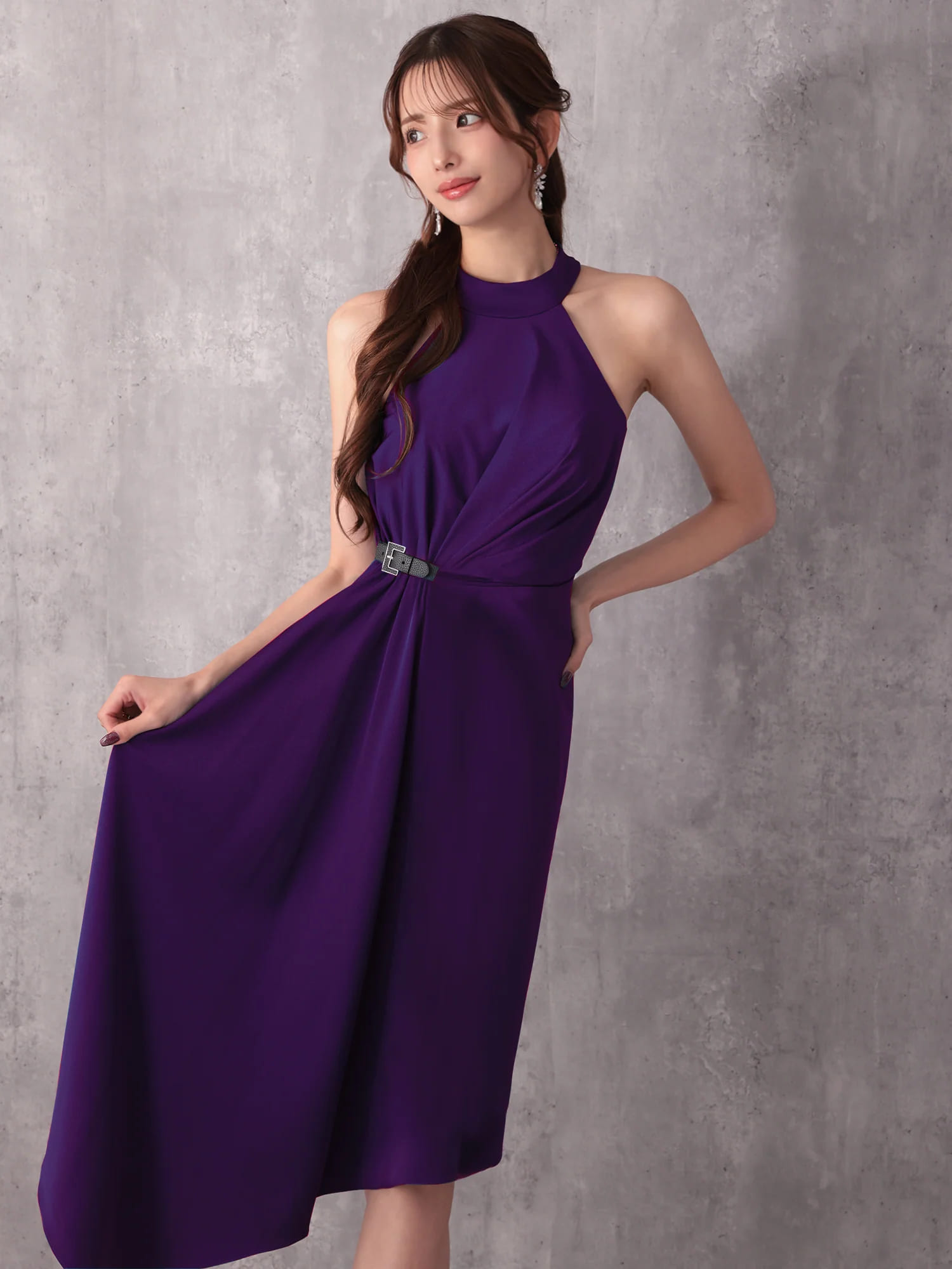 ホルターネック ウエストベルト タック アシンメトリー ワンカラー 膝丈ドレスのイメージ画像5