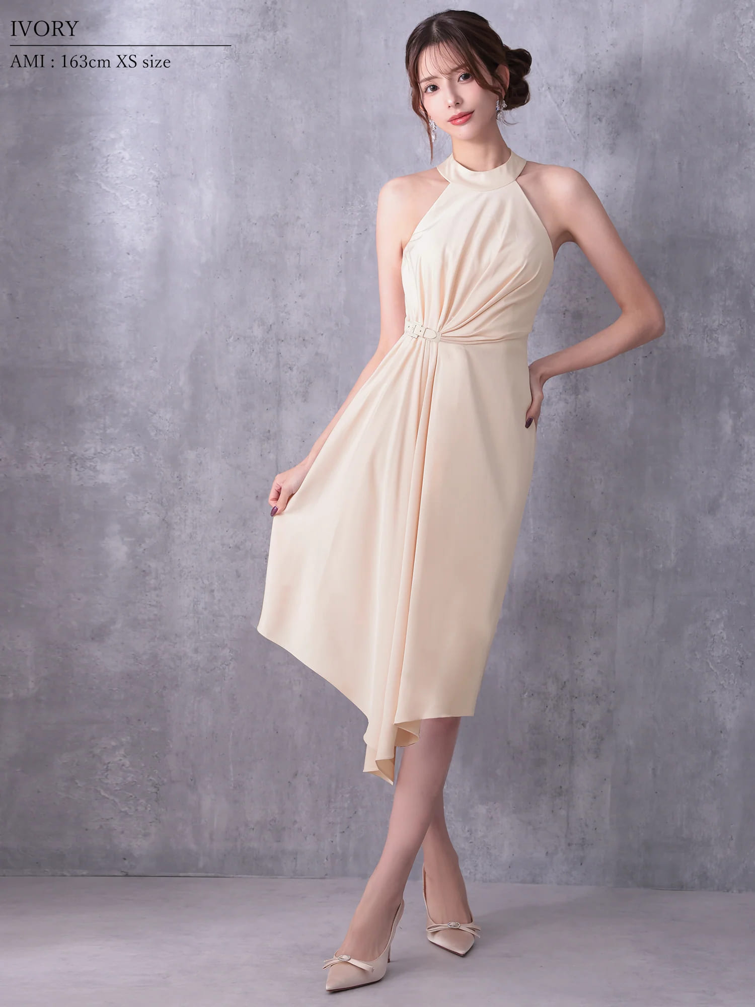 ホルターネック ウエストベルト タック アシンメトリー ワンカラー 膝丈ドレスのイメージ画像6