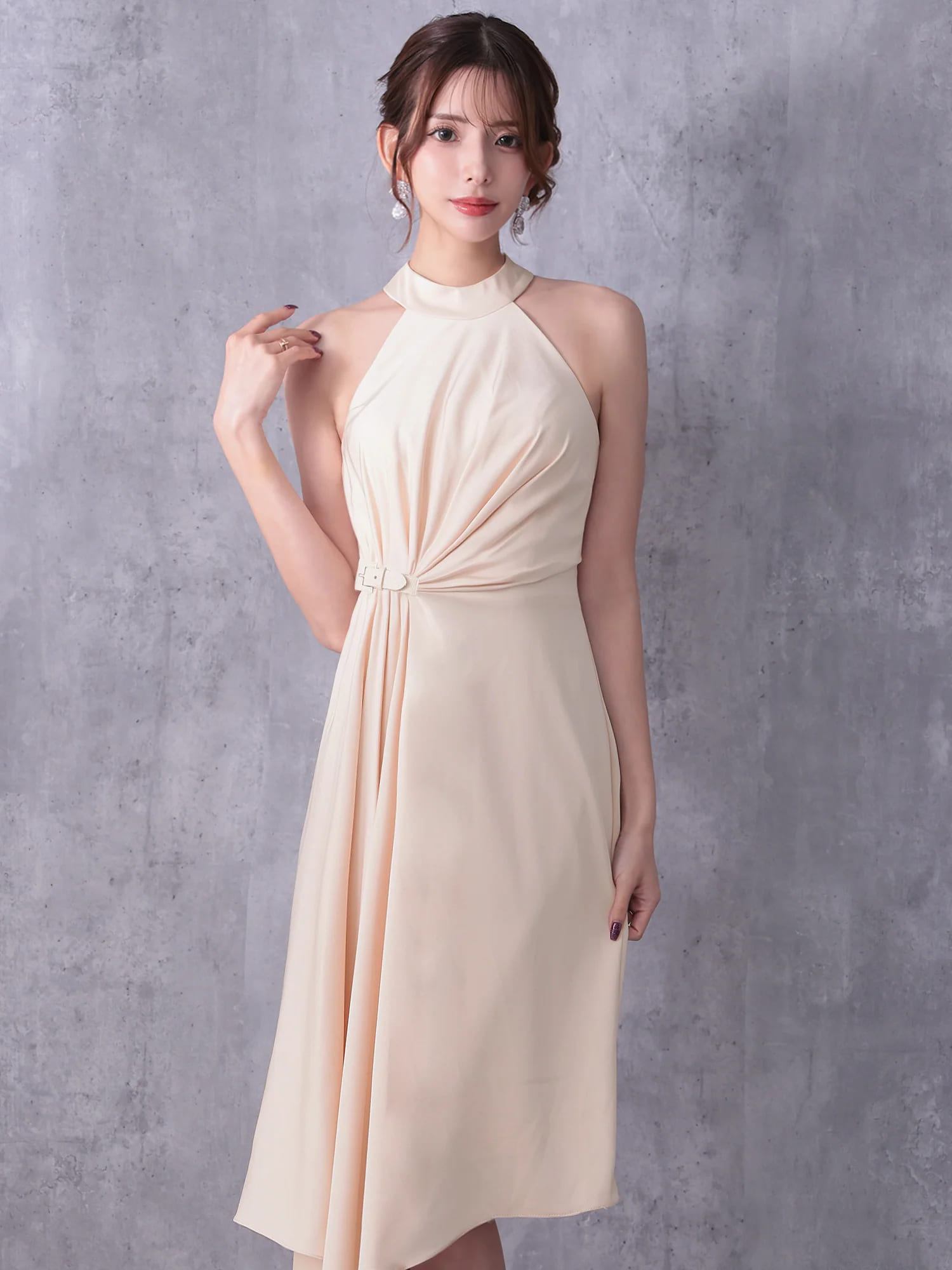 ホルターネック ウエストベルト タック アシンメトリー ワンカラー 膝丈ドレスのイメージ画像7