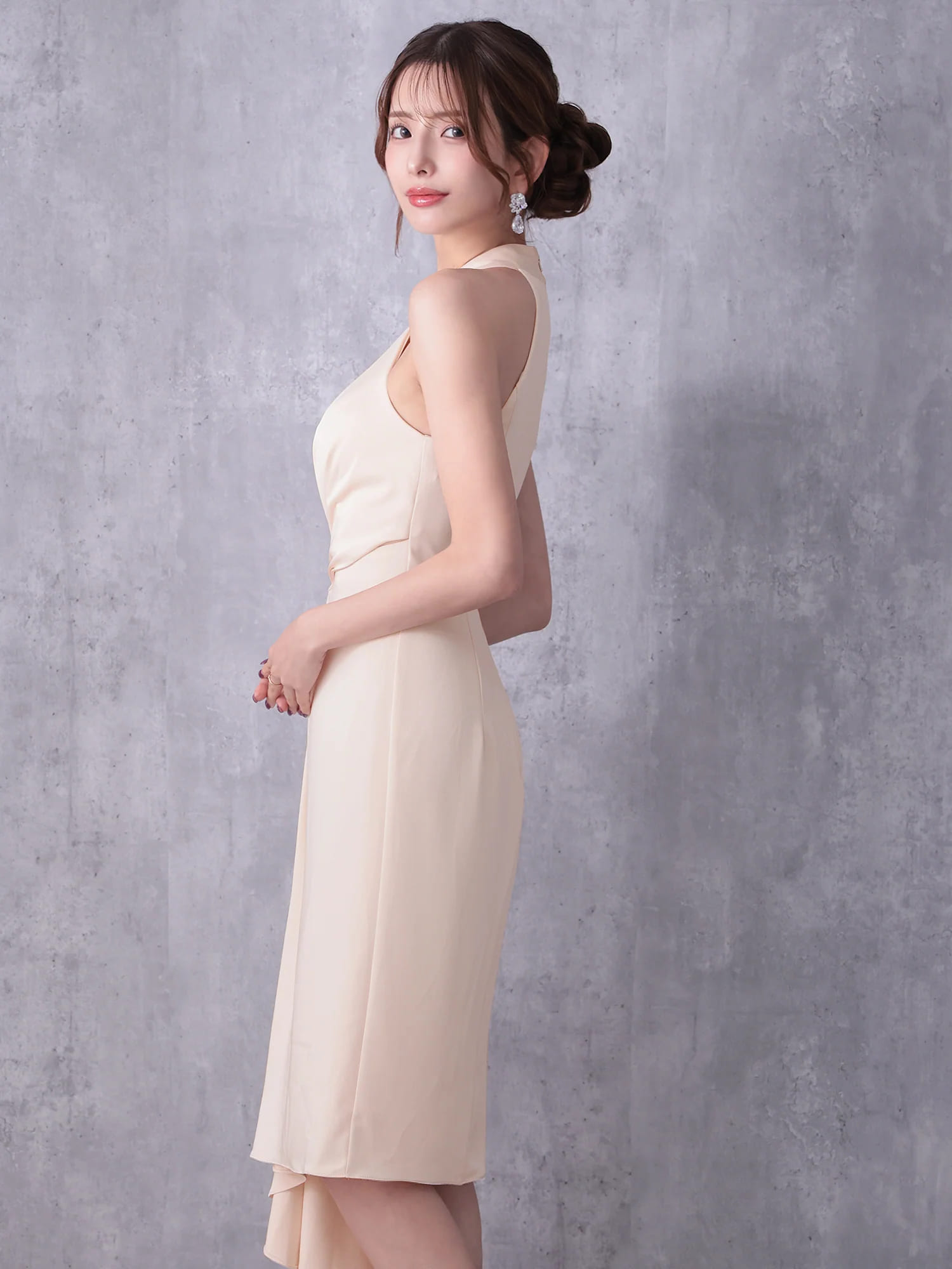 ホルターネック ウエストベルト タック アシンメトリー ワンカラー 膝丈ドレスのイメージ画像8