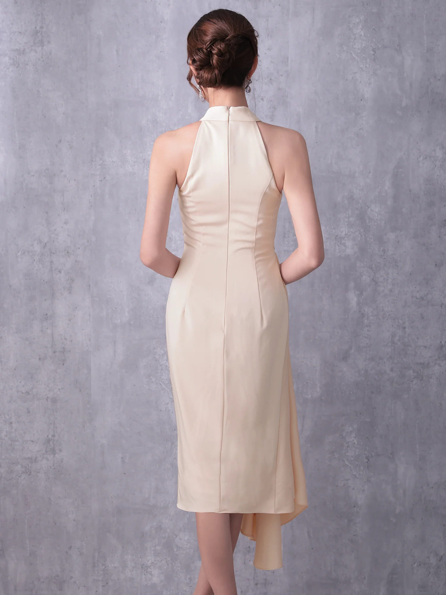 ホルターネック ウエストベルト タック アシンメトリー ワンカラー 膝丈ドレスのイメージ画像9