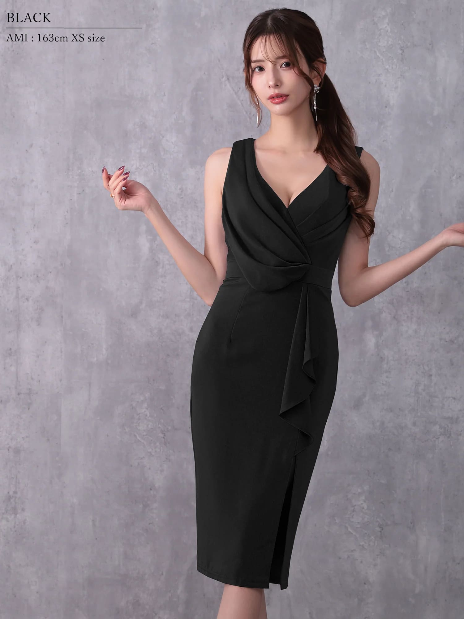 ノースリーブ ドレープデザイン バストタック ウエストマーク フリル スリット ワンカラー 膝丈ドレスのイメージ画像4