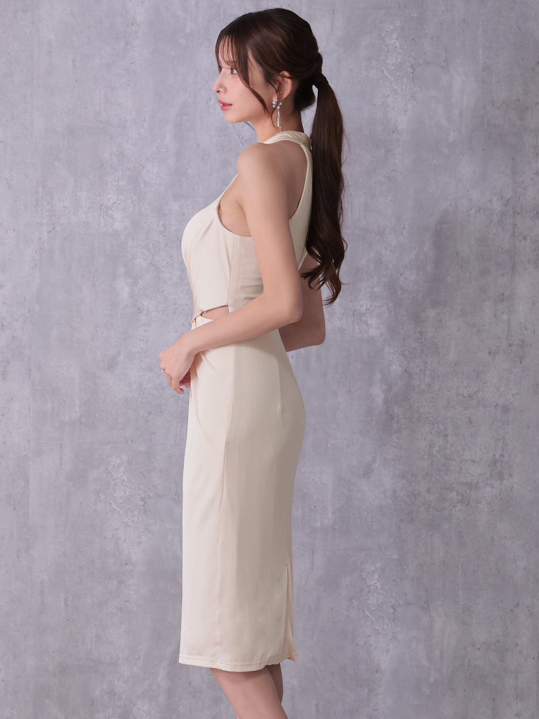 アシンメトリー ホルターネック ウエストクロス サイドカット 膝丈ドレスのイメージ画像9
