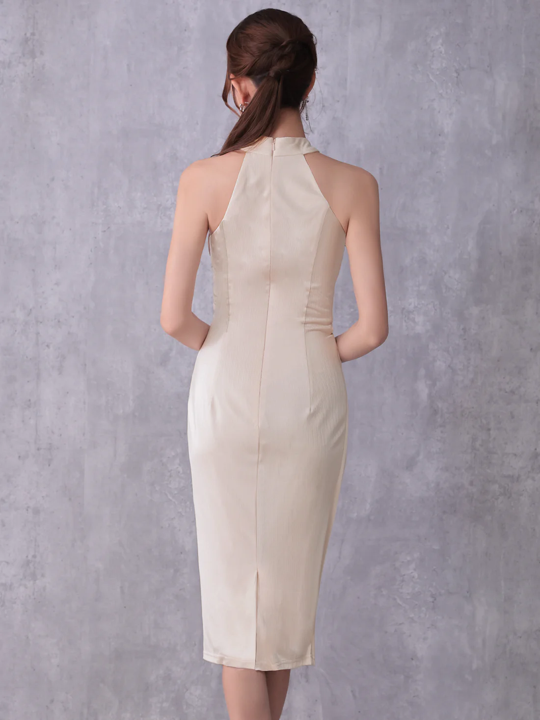 アシンメトリー ホルターネック ウエストクロス サイドカット 膝丈ドレスのイメージ画像10