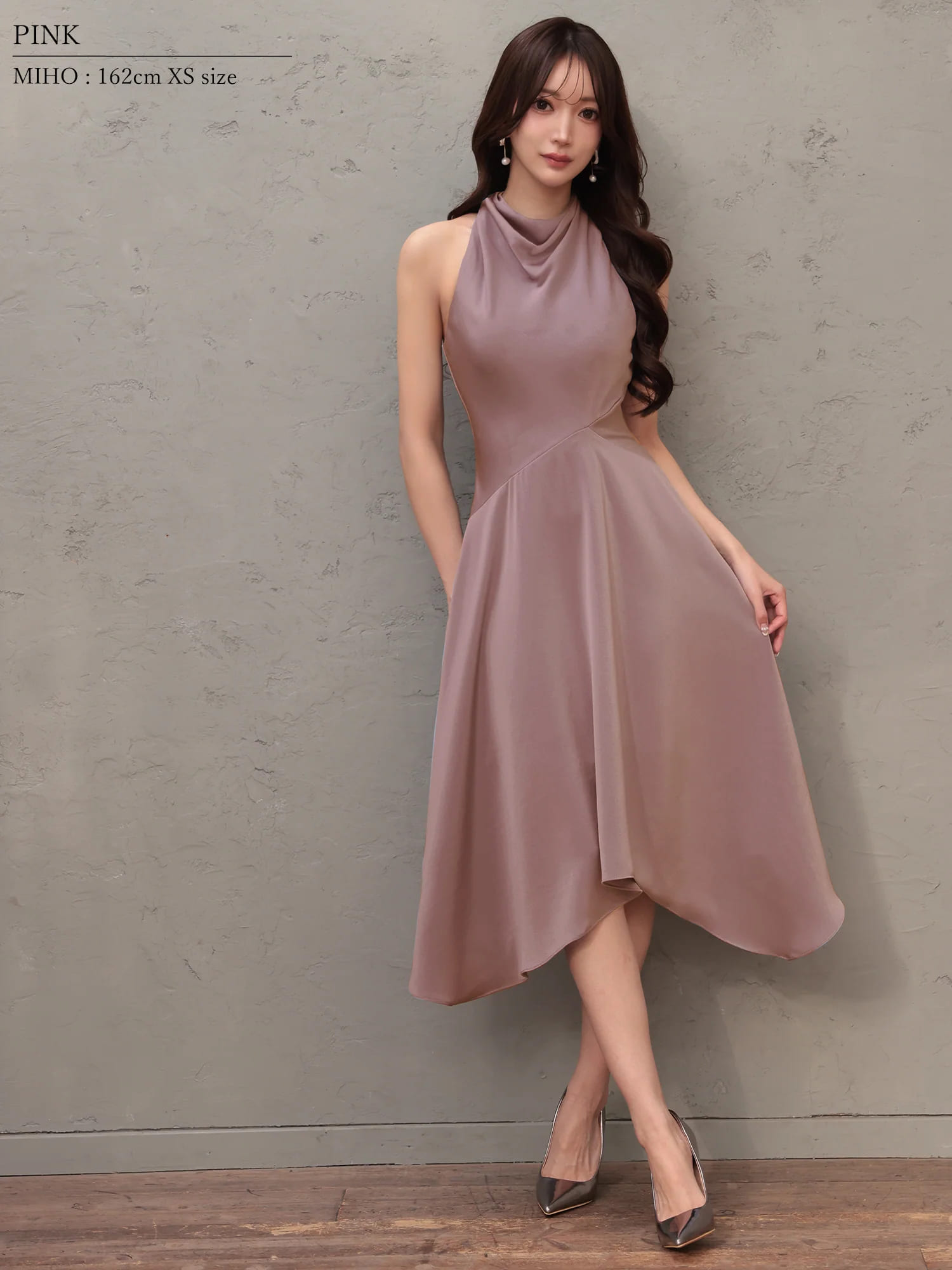 ノースリーブ ネックデザイン アシンメトリー ワンカラー 膝丈ドレスのイメージ画像2