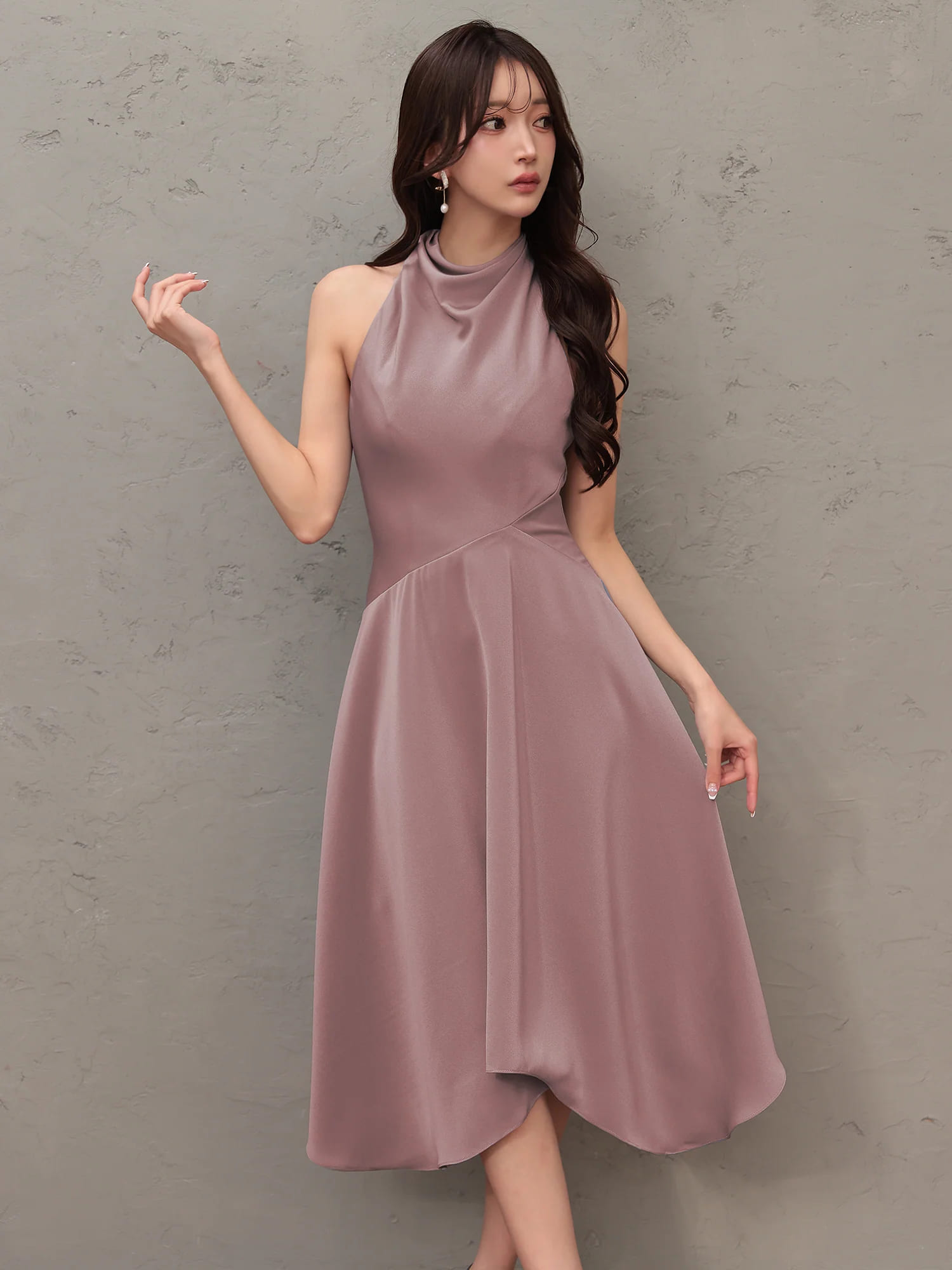 ノースリーブ ネックデザイン アシンメトリー ワンカラー 膝丈ドレスのイメージ画像3