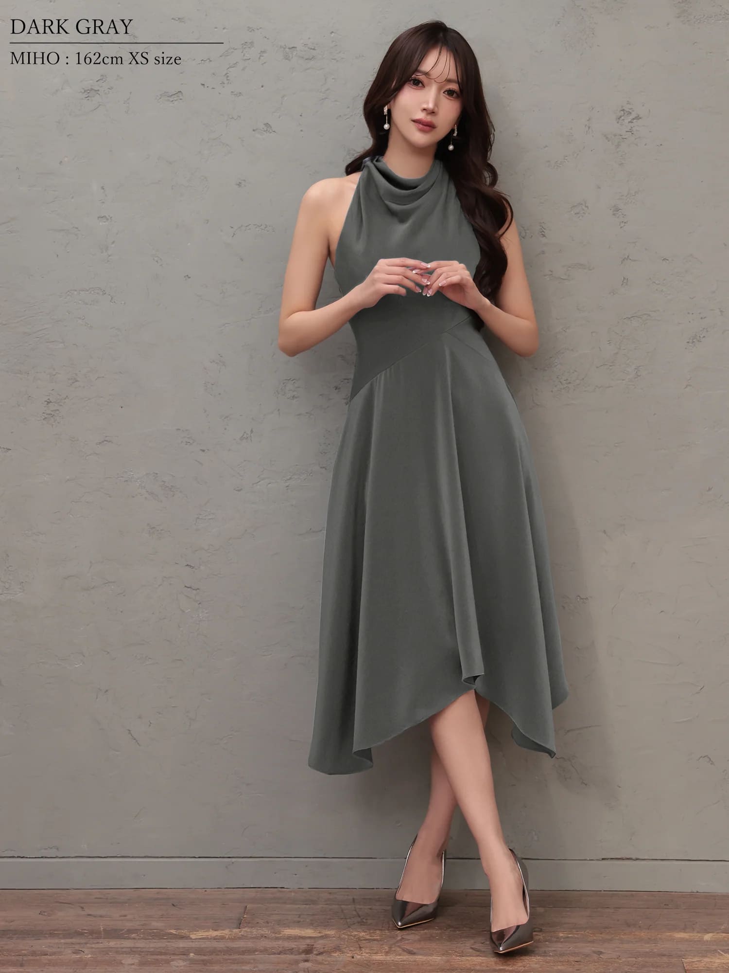 ノースリーブ ネックデザイン アシンメトリー ワンカラー 膝丈ドレスのイメージ画像4