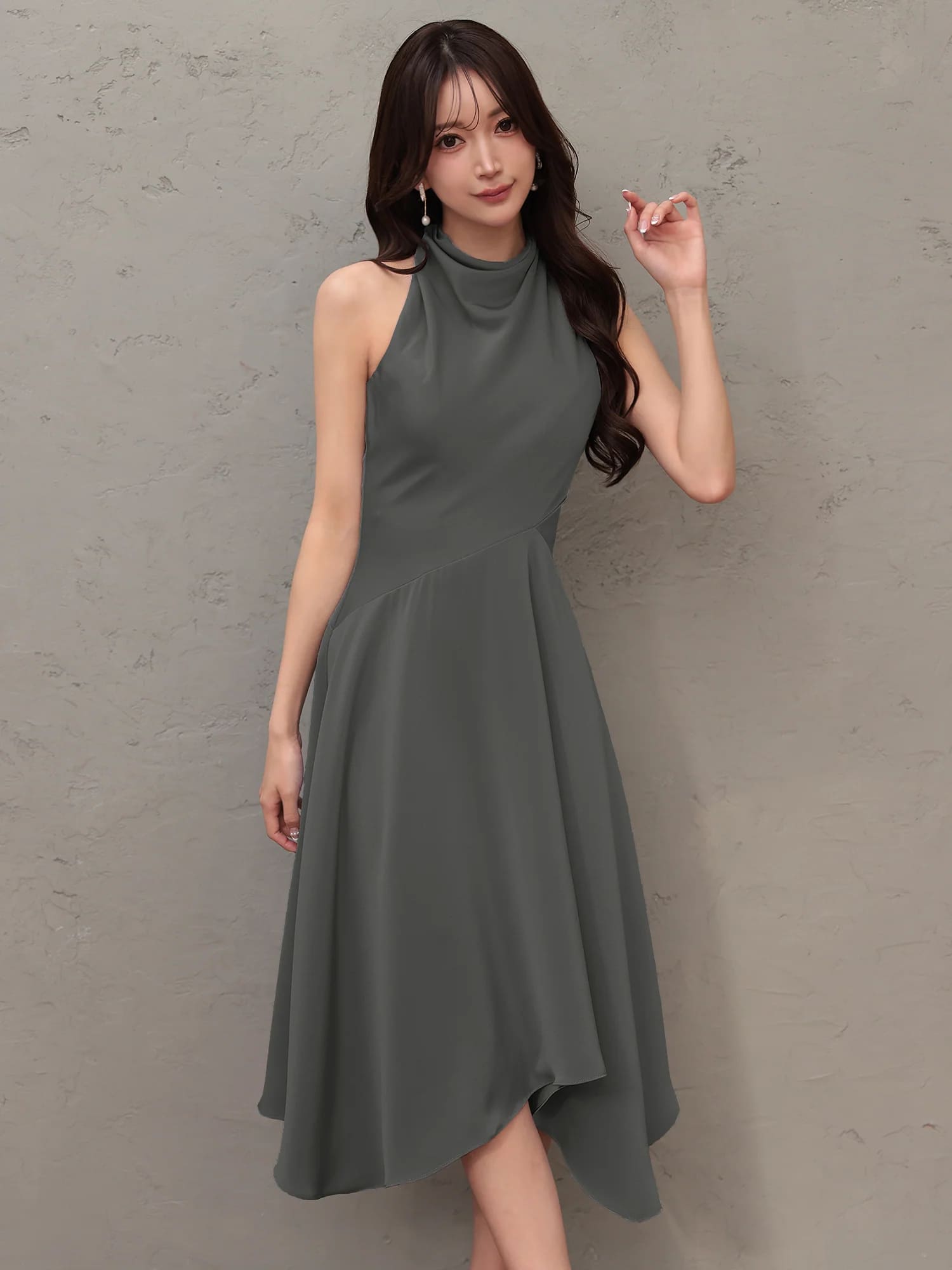 ノースリーブ ネックデザイン アシンメトリー ワンカラー 膝丈ドレスのイメージ画像5