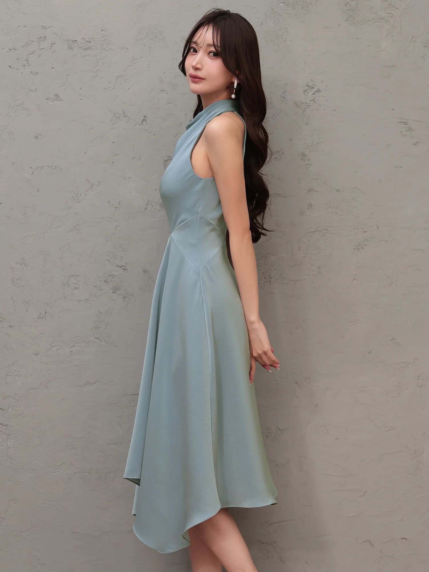 ノースリーブ ネックデザイン アシンメトリー ワンカラー 膝丈ドレスのイメージ画像8