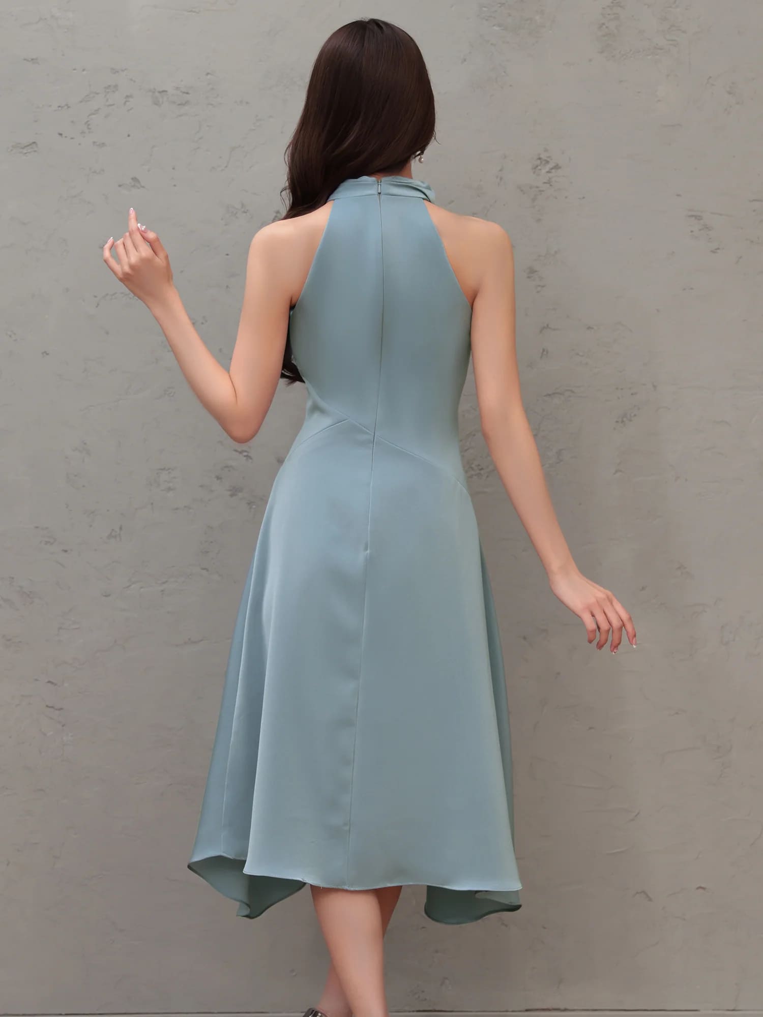 ノースリーブ ネックデザイン アシンメトリー ワンカラー 膝丈ドレスのイメージ画像9