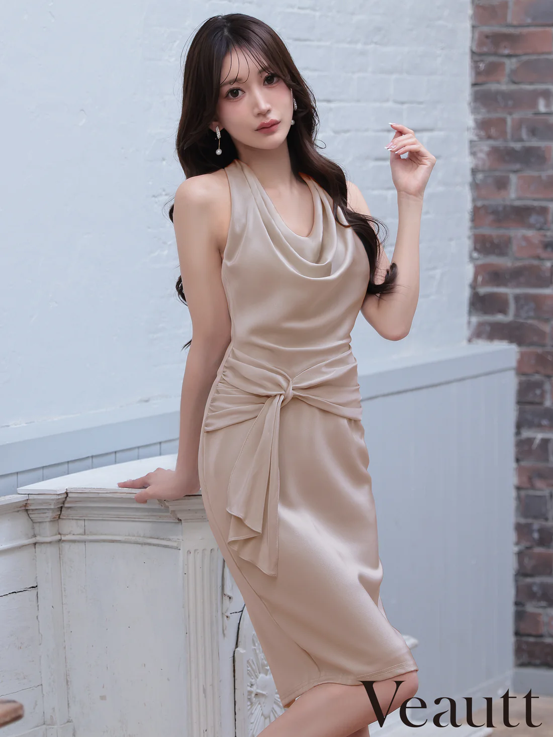 ドレープ ホルターネック ウエストツイスト バックオープン セクシー ワンカラー タイト 膝丈ドレスのメイン画像