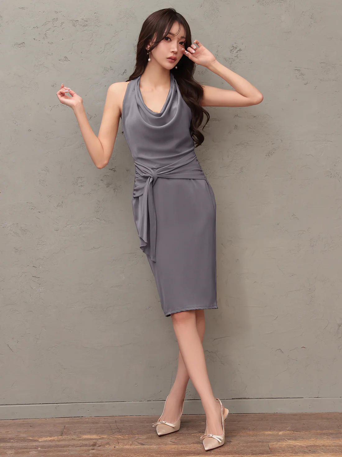 ドレープ ホルターネック ウエストツイスト バックオープン セクシー ワンカラー タイト 膝丈ドレスのイメージ画像4