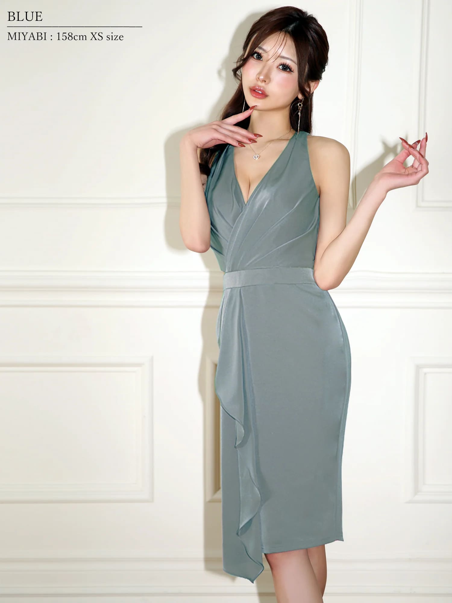 ノースリーブ バストVカット タック ウエストマーク フリルデザイン タイト 膝丈ドレスのイメージ画像2