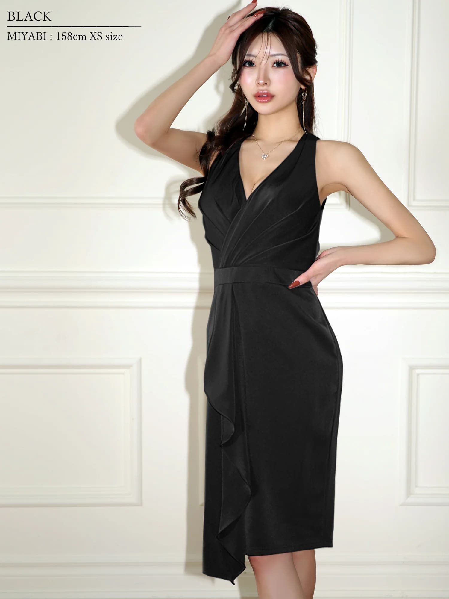 ノースリーブ バストVカット タック ウエストマーク フリルデザイン タイト 膝丈ドレスのイメージ画像5