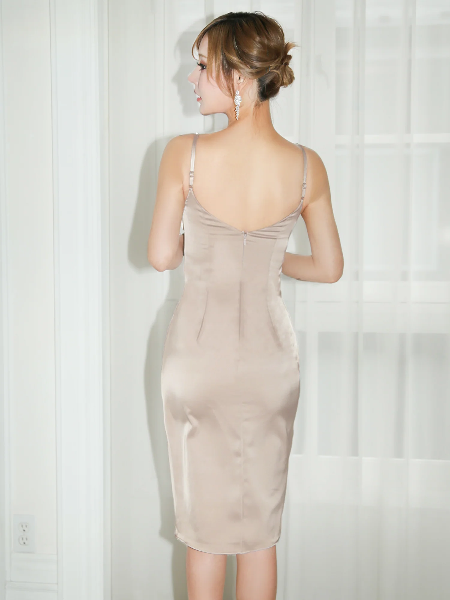 ドレープ ホルターネック ウエストツイスト バックオープン セクシー ワンカラー タイト 膝丈ドレスのイメージ画像10