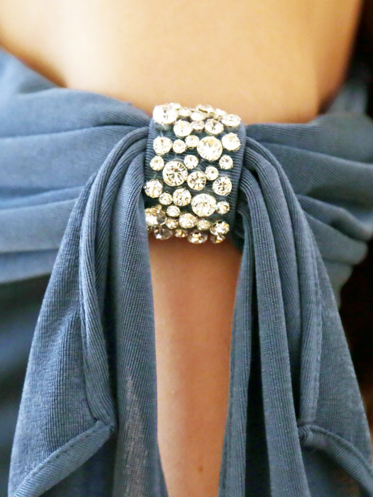 ドレープ ホルターネック ウエストツイスト バックオープン セクシー ワンカラー タイト 膝丈ドレスのイメージ画像11