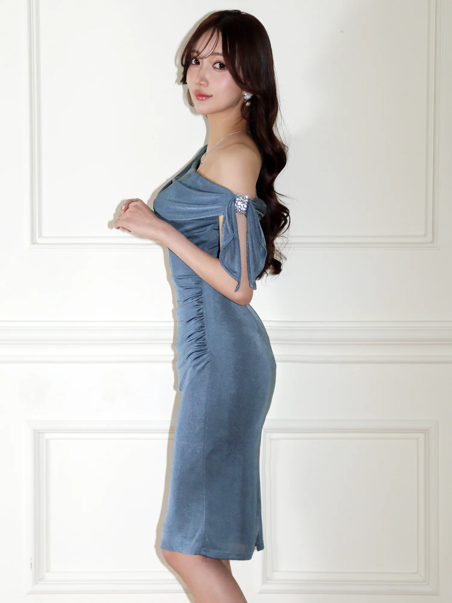 ドレープ ホルターネック ウエストツイスト バックオープン セクシー ワンカラー タイト 膝丈ドレスのイメージ画像9