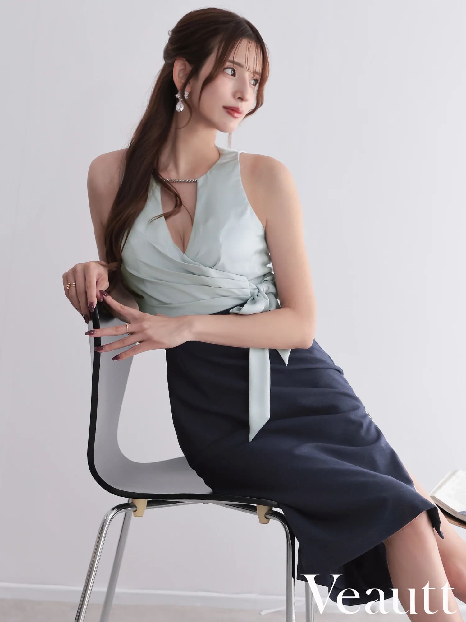 ノースリーブ バストタック チェーン ウエストクロス リボン ジップデザイン バイカラー 膝丈ドレスのメイン画像