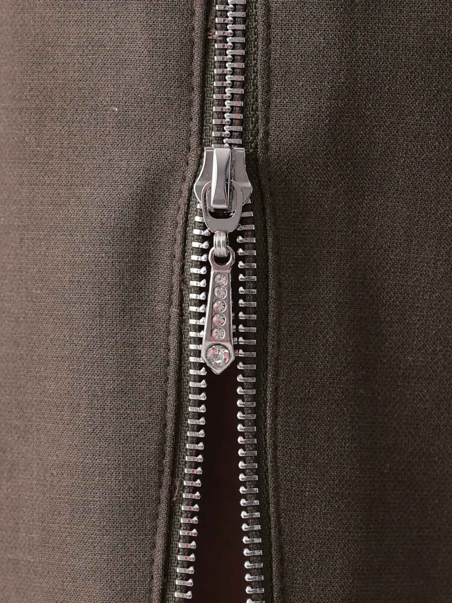 ノースリーブ バストタック チェーン ウエストクロス リボン ジップデザイン バイカラー 膝丈ドレスのイメージ画像11