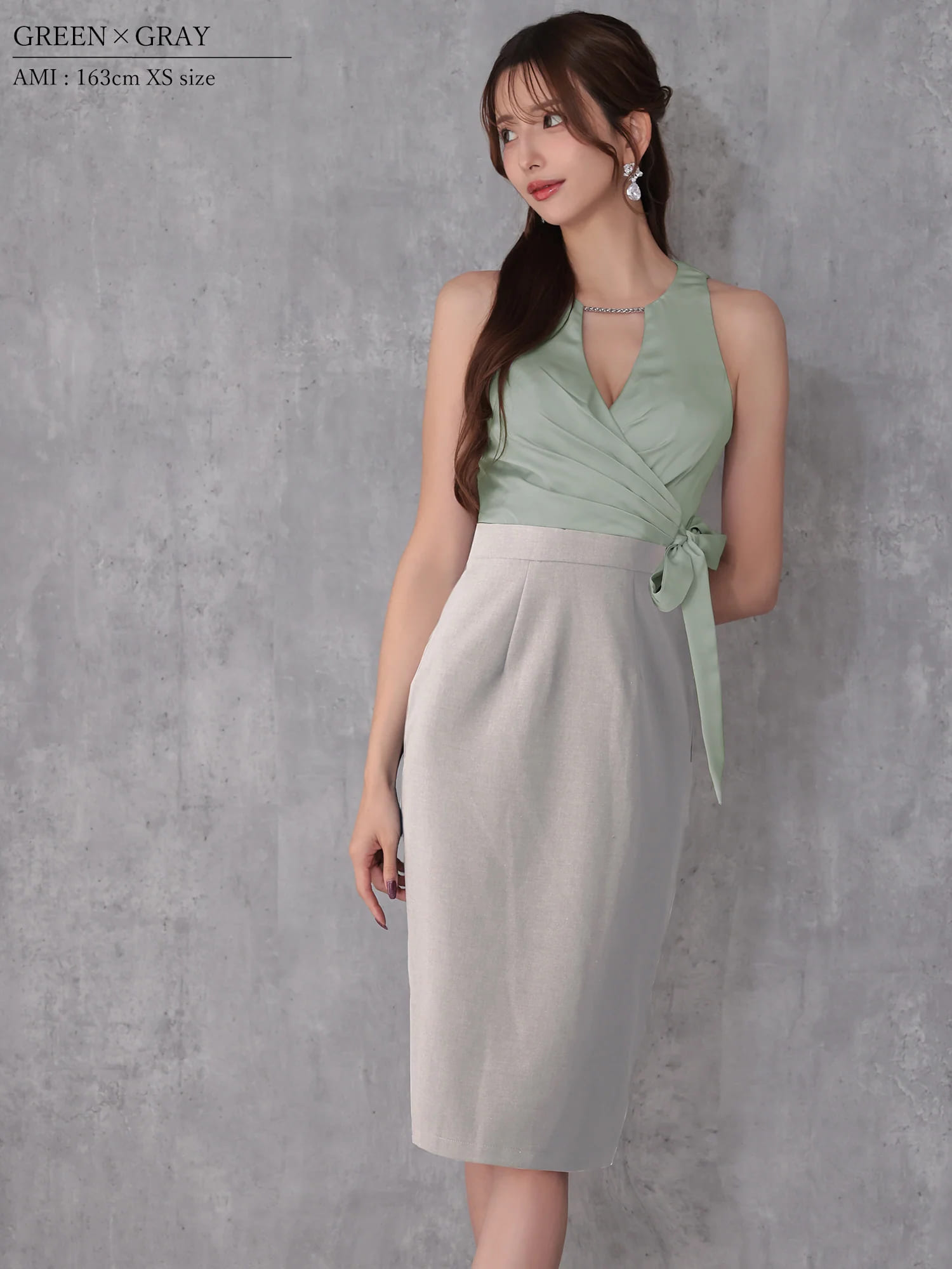 ノースリーブ バストタック チェーン ウエストクロス リボン ジップデザイン バイカラー 膝丈ドレスのイメージ画像4