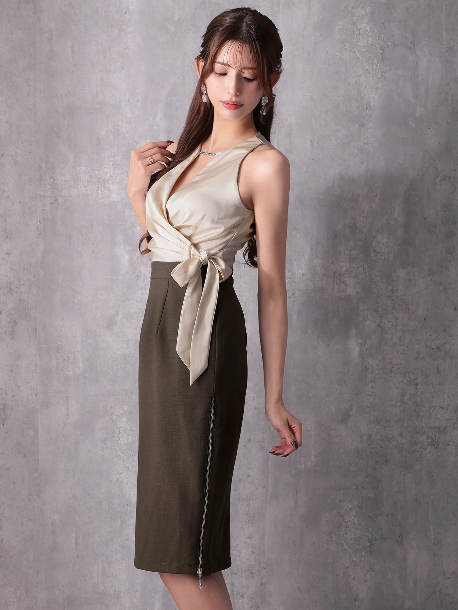 ノースリーブ バストタック チェーン ウエストクロス リボン ジップデザイン バイカラー 膝丈ドレスのイメージ画像8