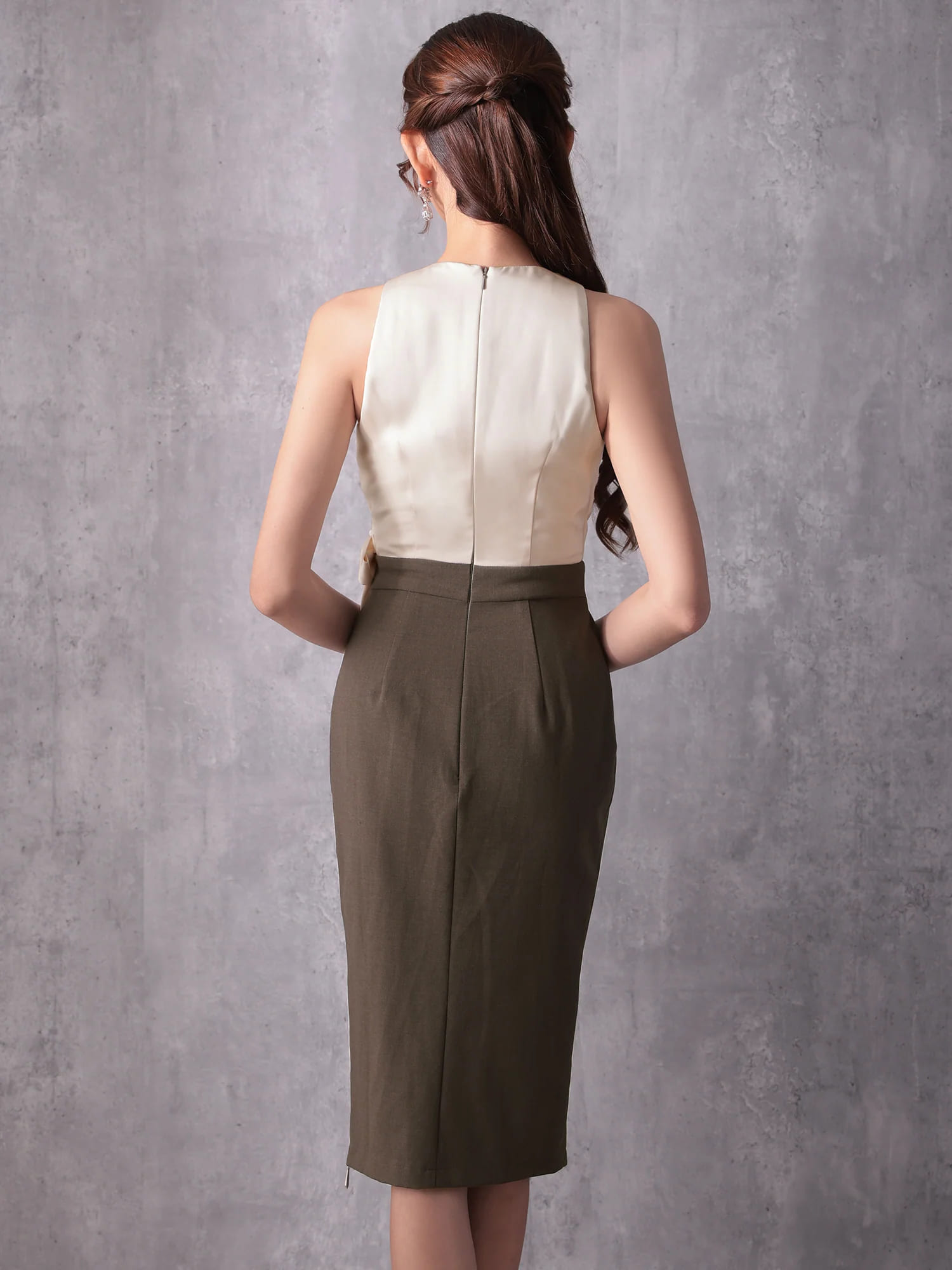 ノースリーブ バストタック チェーン ウエストクロス リボン ジップデザイン バイカラー 膝丈ドレスのイメージ画像9