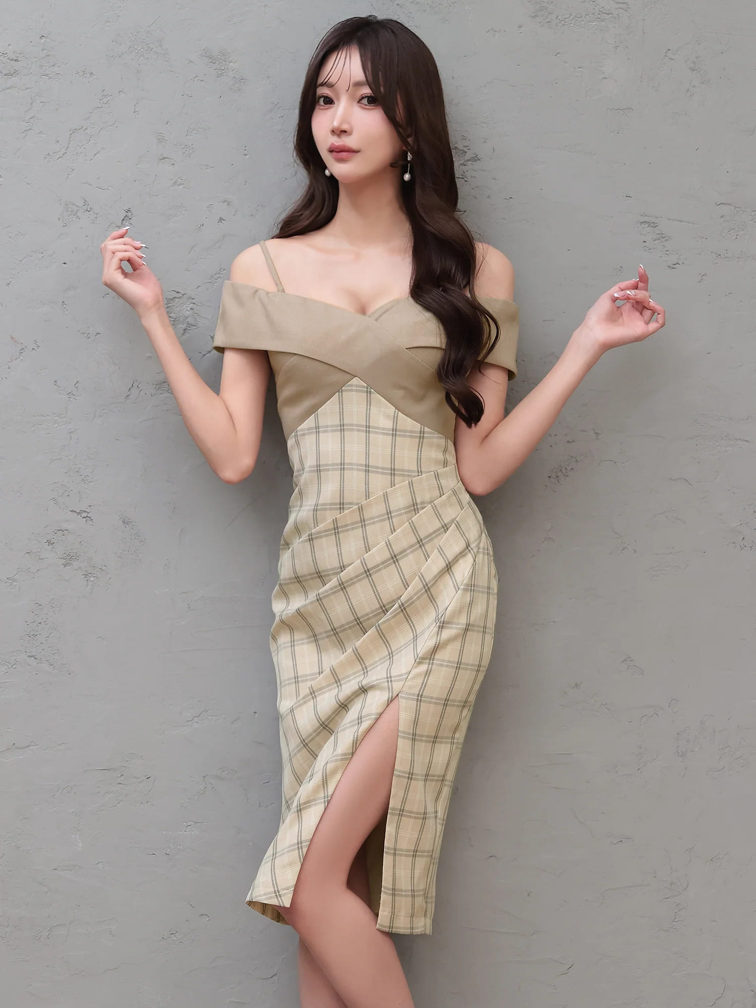 2way オフショルダー 肩あき ウエストタック スリット チェック柄 バイカラー 膝丈ドレスのイメージ画像4